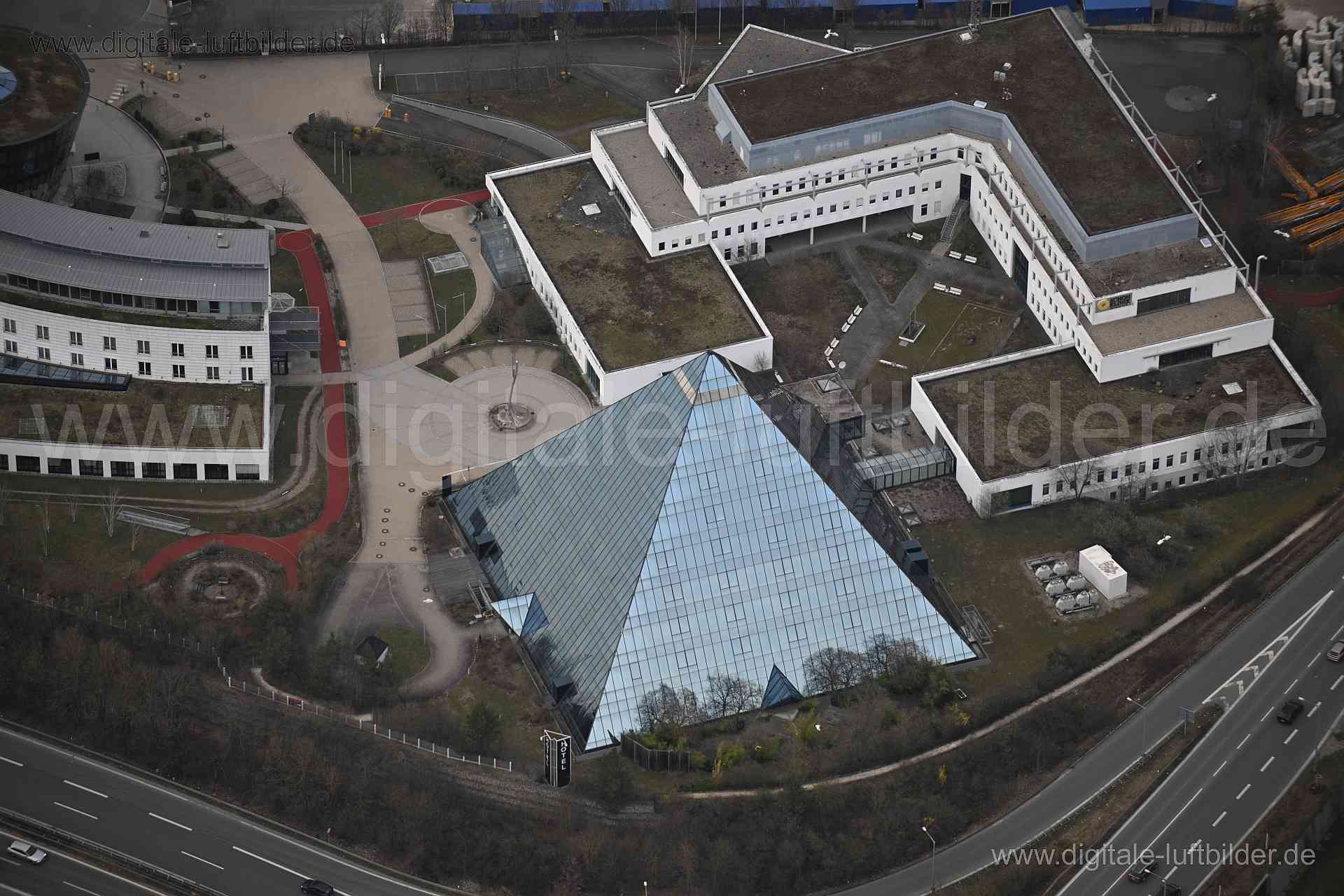 Titel: Pyramide, Bildnummer: n531070, Ort / Stadt: Fürth, (Land)Kreis: kreisfreie Stadt Fürth, Regierungsbezirk: Mittelfranken, Bundesland: Bayern, Aufnahmedatum: 09.03.2024, Schlagwörter: Deutschland, 90431, 90763, Europaallee, Fürth, Magazinstraße, Nürnberg, Proeslerstraße, Pyramide, Excelsior Hotel, Geometrie, Architektur, Main-Donau-Kanal, Südwesttangente, Monat: März, Jahreszeit: Frühling, Tageszeit: Nachmittag, Jahr: 2024, Flug ID: 20240309, Bildstatus: unbearbeitetes Rohbild, Bildabmessun