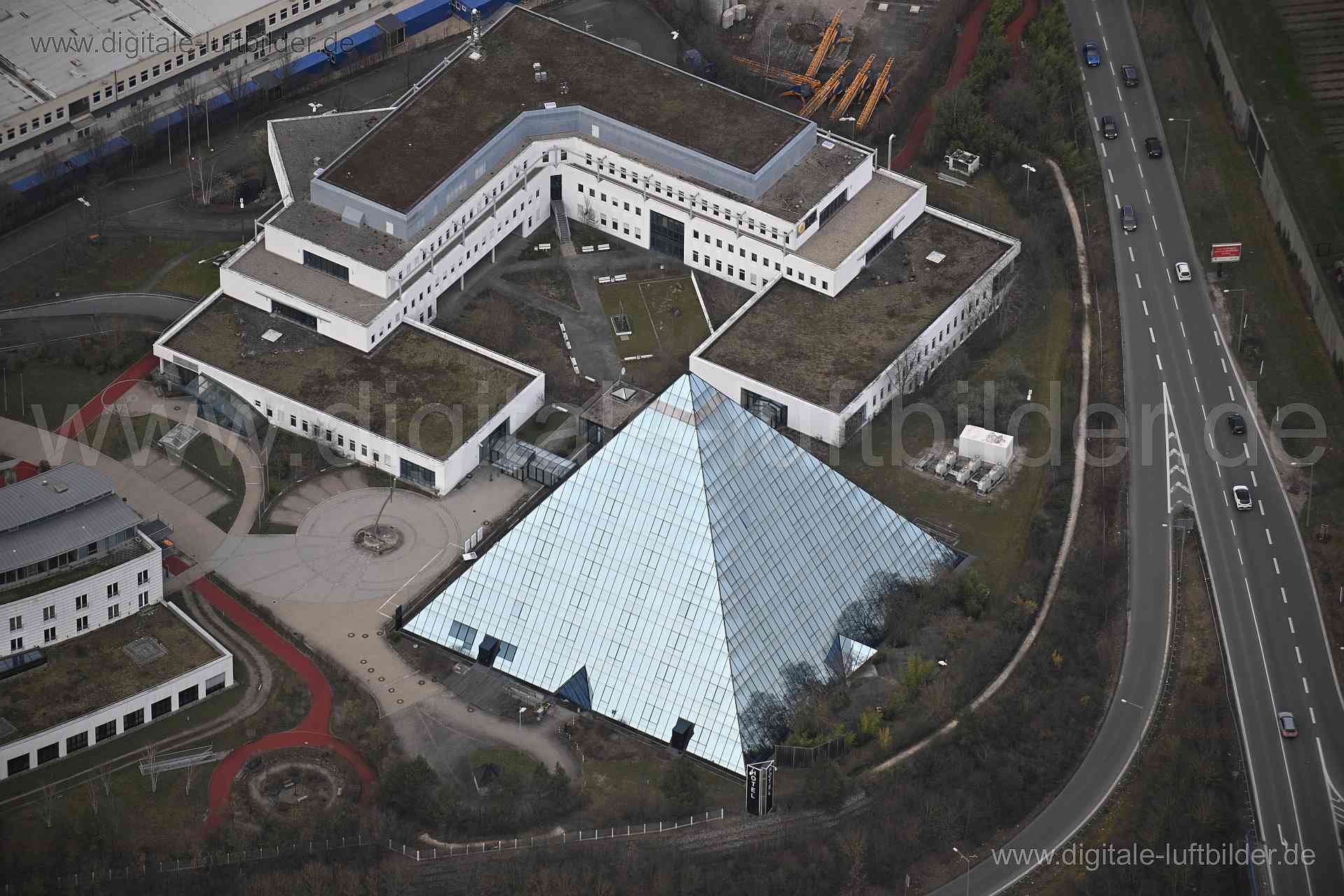 Titel: Pyramide, Bildnummer: n531100, Ort / Stadt: Fürth, (Land)Kreis: kreisfreie Stadt Fürth, Regierungsbezirk: Mittelfranken, Bundesland: Bayern, Aufnahmedatum: 09.03.2024, Schlagwörter: Deutschland, 90431, 90763, Europaallee, Fürth, Magazinstraße, Nürnberg, Proeslerstraße, Pyramide, Excelsior Hotel, Geometrie, Architektur, Main-Donau-Kanal, Südwesttangente, Monat: März, Jahreszeit: Frühling, Tageszeit: Nachmittag, Jahr: 2024, Flug ID: 20240309, Bildstatus: unbearbeitetes Rohbild, Bildabmessun
