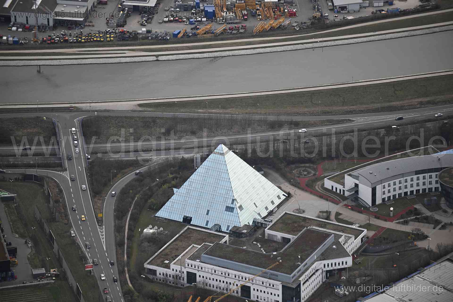 Titel: Pyramide Fürth, Bildnummer: n530970, Ort / Stadt: Fürth, (Land)Kreis: kreisfreie Stadt Fürth, Regierungsbezirk: Mittelfranken, Bundesland: Bayern, Aufnahmedatum: 09.03.2024, Schlagwörter: Deutschland, 90763, Europaallee, Fürth, Proeslerstraße, Pyramide, Excelsior Hotel, Geometrie, Architektur, Main-Donau-Kanal, Monat: März, Jahreszeit: Frühling, Tageszeit: Nachmittag, Jahr: 2024, Flug ID: 20240309, Bildstatus: unbearbeitetes Rohbild, Bildabmessung: 8256 x 5504 Pixel, Fotograf & Copyright: