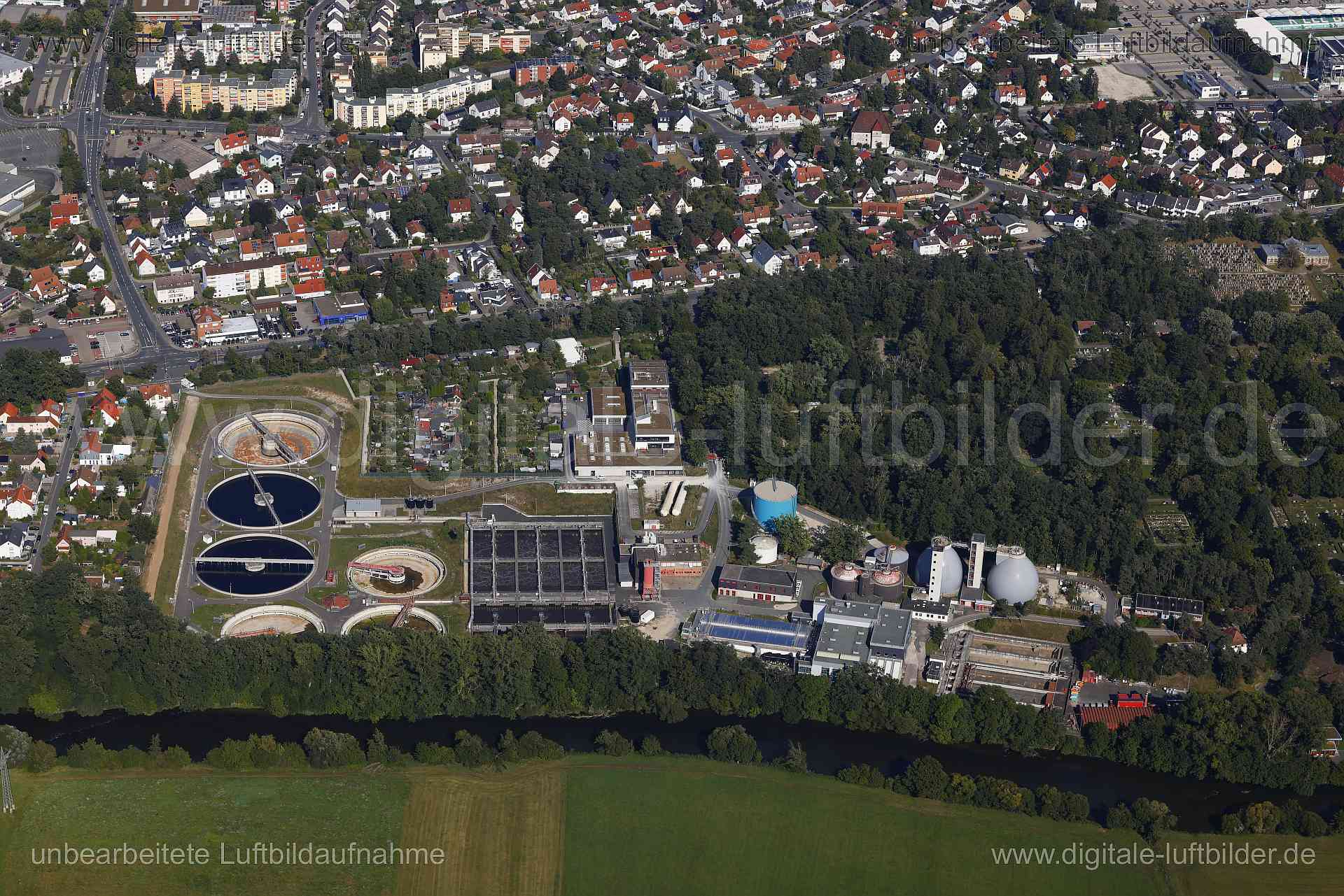 Titel: Städtisches Klärwerk Fürth, Bildnummer: c564570, Ort / Stadt: Fürth, (Land)Kreis: kreisfreie Stadt Fürth, Regierungsbezirk: Mittelfranken, Bundesland: Bayern, Aufnahmedatum: 24.08.2024, Schlagwörter: Deutschland, 90765, Erlanger Straße, Fürth, Kläranlage Fürth, Klärbecken, Kläranlage, Land in Sonne, Regnitz, Städtisches Klärwerk Fürth, Monat: August, Jahreszeit: Sommer, Tageszeit: Mittag / Nachmittag, Jahr: 2024, Flug ID: 20240824, Bildstatus: unbearbeitetes Rohbild, Bildabmessung: 8192 x