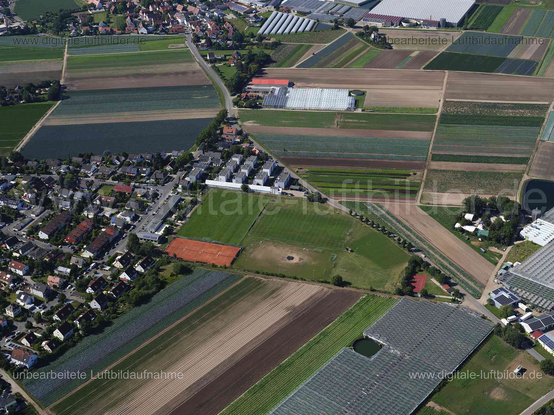 Titel: SV Fürth-Poppenreuth, Bildnummer: f554050, Ort / Stadt: Fürth, (Land)Kreis: kreisfreie Stadt Fürth, Regierungsbezirk: Mittelfranken, Bundesland: Bayern, Aufnahmedatum: 11.08.2024, Schlagwörter: Deutschland, 90427, 90765, Fürth, Kreuzsteinweg, Leitenfeldstraße, Mühlweg, Nürnberg, Poppenreuther Straße, Rötenäckerstraße, SV Fürth-Poppenreuth, Sportverein, Sportplatz, Acker, Äcker, Knoblauchsland, Poppenreuth, Monat: August, Jahreszeit: Sommer, Tageszeit: Mittag / Nachmittag, Jahr: 2024, Flug
