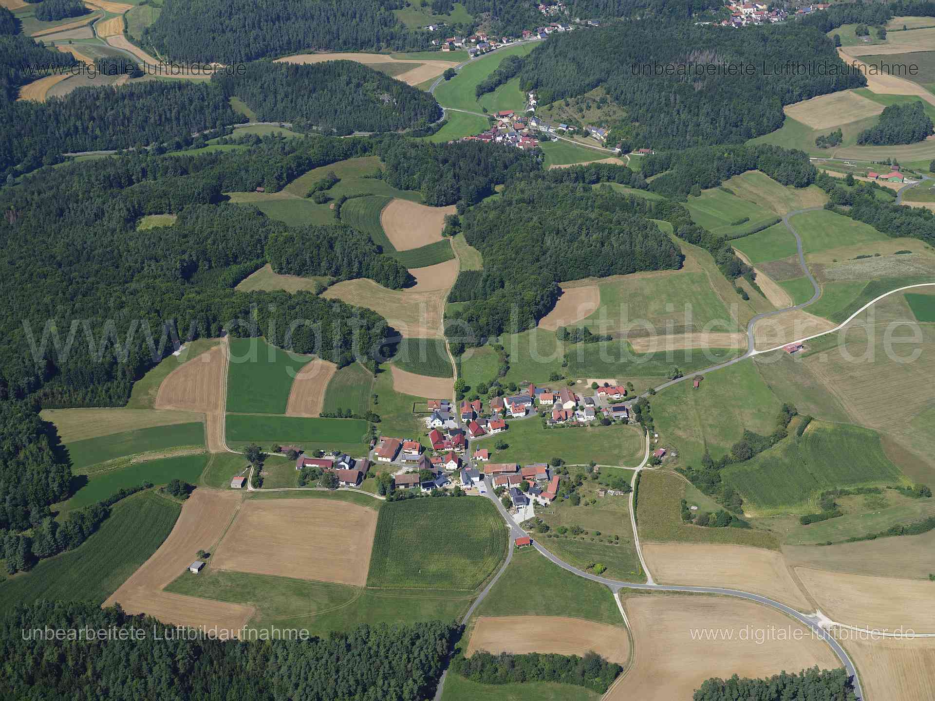 Titel: Hungenberg, Bildnummer: f553420, Ort / Stadt: Gößweinstein, (Land)Kreis: Landkreis Forchheim, Regierungsbezirk: Oberfranken, Bundesland: Bayern, Aufnahmedatum: 11.08.2024, Schlagwörter: Deutschland, , Hungenberg, Dorf, Monat: August, Jahreszeit: Sommer, Tageszeit: Mittag / Nachmittag, Jahr: 2024, Flug ID: 20240811, Bildstatus: unbearbeitetes Rohbild, Bildabmessung: 11648 x 8736 Pixel, Fotograf & Copyright: Oliver Acker