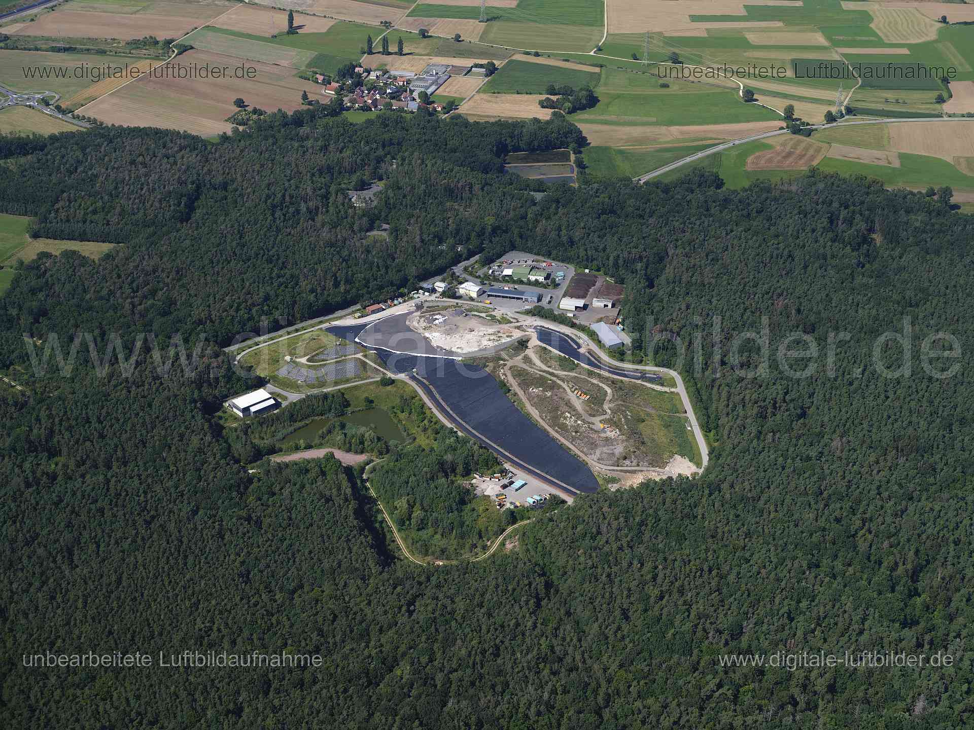 Titel: Abfalldeponie Gosberg, Bildnummer: f553620, Ort / Stadt: Gosberg, (Land)Kreis: Landkreis Forchheim, Regierungsbezirk: Oberfranken, Bundesland: Bayern, Aufnahmedatum: 11.08.2024, Schlagwörter: Deutschland, , Abfalldeponie Gosberg, Deponie, Monat: August, Jahreszeit: Sommer, Tageszeit: Mittag / Nachmittag, Jahr: 2024, Flug ID: 20240811, Bildstatus: unbearbeitetes Rohbild, Bildabmessung: 11648 x 8736 Pixel, Fotograf & Copyright: Oliver Acker