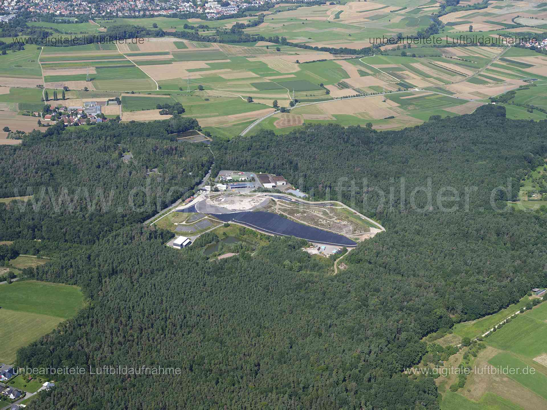 Titel: Abfalldeponie Gosberg, Bildnummer: f553630, Ort / Stadt: Gosberg, (Land)Kreis: Landkreis Forchheim, Regierungsbezirk: Oberfranken, Bundesland: Bayern, Aufnahmedatum: 11.08.2024, Schlagwörter: Deutschland, , Abfalldeponie Gosberg, Deponie, Monat: August, Jahreszeit: Sommer, Tageszeit: Mittag / Nachmittag, Jahr: 2024, Flug ID: 20240811, Bildstatus: unbearbeitetes Rohbild, Bildabmessung: 11648 x 8736 Pixel, Fotograf & Copyright: Oliver Acker