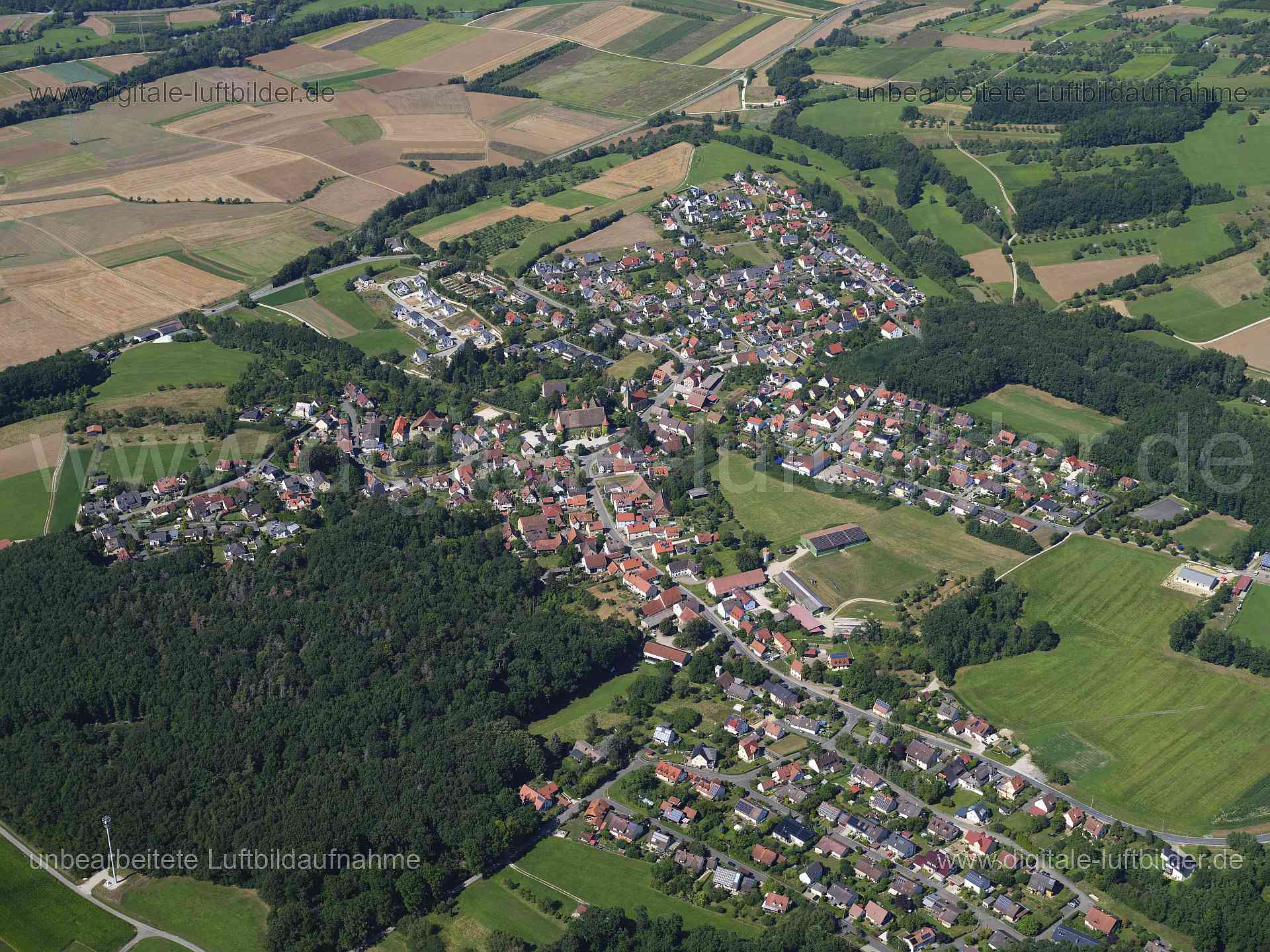 Titel: Wiesenthau, Bildnummer: f553580, Ort / Stadt: Gosberg, (Land)Kreis: Landkreis Forchheim, Regierungsbezirk: Oberfranken, Bundesland: Bayern, Aufnahmedatum: 11.08.2024, Schlagwörter: Deutschland, , Wiesenthau, Monat: August, Jahreszeit: Sommer, Tageszeit: Mittag / Nachmittag, Jahr: 2024, Flug ID: 20240811, Bildstatus: unbearbeitetes Rohbild, Bildabmessung: 11648 x 8736 Pixel, Fotograf & Copyright: Oliver Acker