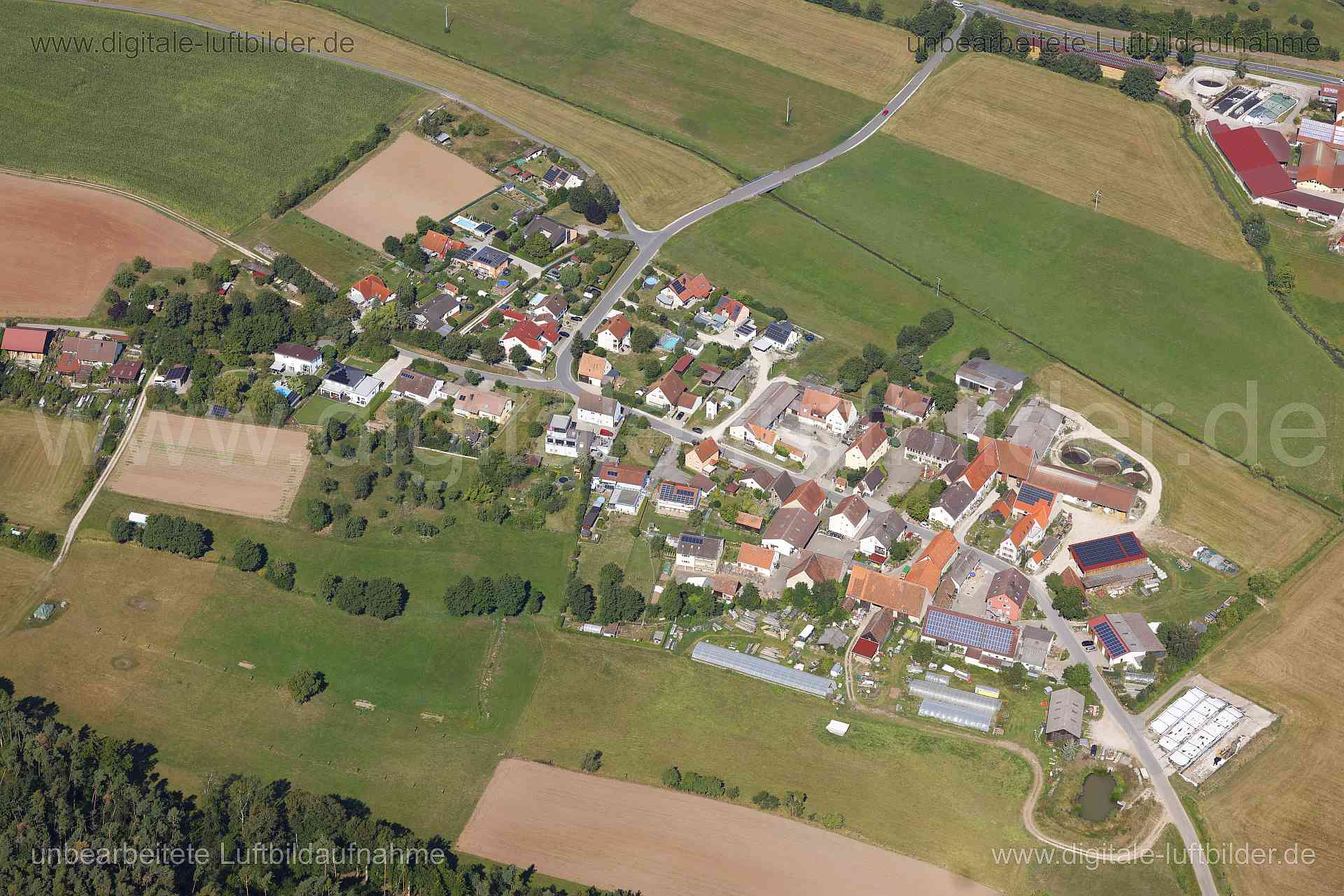 Titel: Gunzendorf, Bildnummer: c560180, Ort / Stadt: Gunzendorf, (Land)Kreis: Landkreis Neustadt an der Aisch-Bad Windsheim, Regierungsbezirk: Mittelfranken, Bundesland: Bayern, Aufnahmedatum: 24.08.2024, Schlagwörter: Deutschland, , Gunzendorf, Dorf, Monat: August, Jahreszeit: Sommer, Tageszeit: Mittag / Nachmittag, Jahr: 2024, Flug ID: 20240824, Bildstatus: unbearbeitetes Rohbild, Bildabmessung: 8192 x 5464 Pixel, Fotograf & Copyright: Oliver Acker