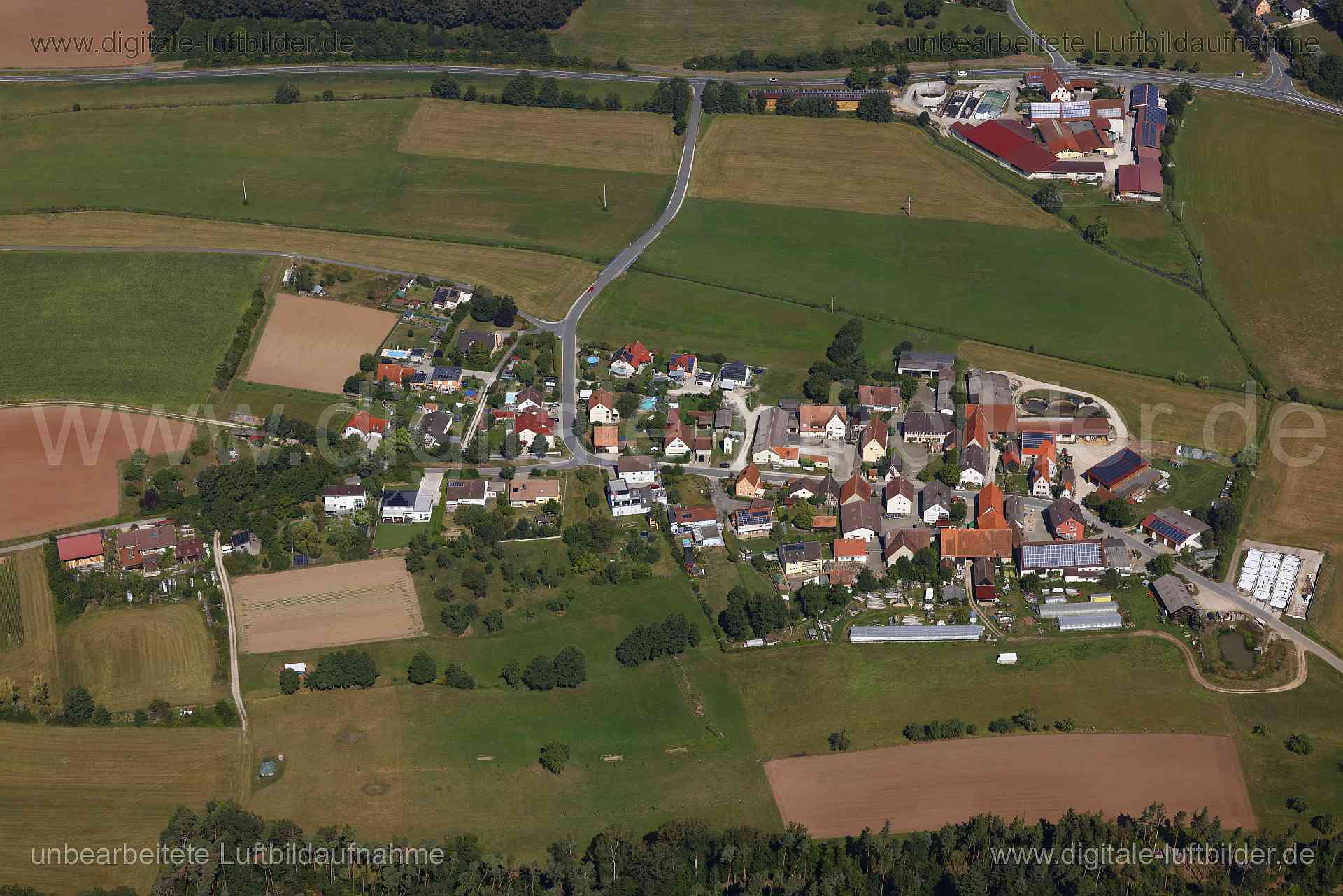 Titel: Gunzendorf, Bildnummer: c560190, Ort / Stadt: Gunzendorf, (Land)Kreis: Landkreis Neustadt an der Aisch-Bad Windsheim, Regierungsbezirk: Mittelfranken, Bundesland: Bayern, Aufnahmedatum: 24.08.2024, Schlagwörter: Deutschland, , Gunzendorf, Dorf, Monat: August, Jahreszeit: Sommer, Tageszeit: Mittag / Nachmittag, Jahr: 2024, Flug ID: 20240824, Bildstatus: unbearbeitetes Rohbild, Bildabmessung: 8192 x 5464 Pixel, Fotograf & Copyright: Oliver Acker