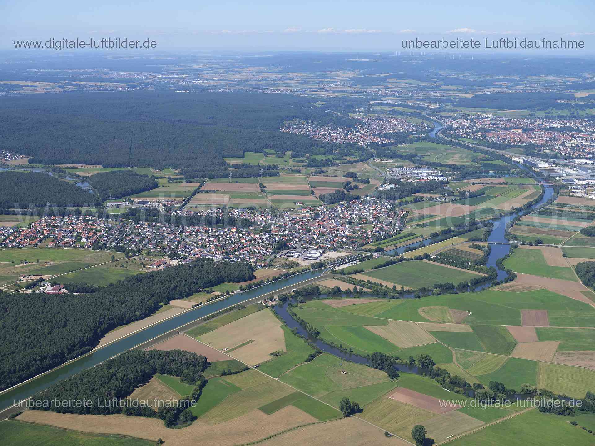 Titel: Hausen, Bildnummer: f553670, Ort / Stadt: Hausen, (Land)Kreis: Landkreis Forchheim, Regierungsbezirk: Oberfranken, Bundesland: Bayern, Aufnahmedatum: 11.08.2024, Schlagwörter: Deutschland, , Hausen, Main-Donau-Kanal, Regnitz, Panorama, Himmel, Horizont, Monat: August, Jahreszeit: Sommer, Tageszeit: Mittag / Nachmittag, Jahr: 2024, Flug ID: 20240811, Bildstatus: unbearbeitetes Rohbild, Bildabmessung: 11648 x 8736 Pixel, Fotograf & Copyright: Oliver Acker