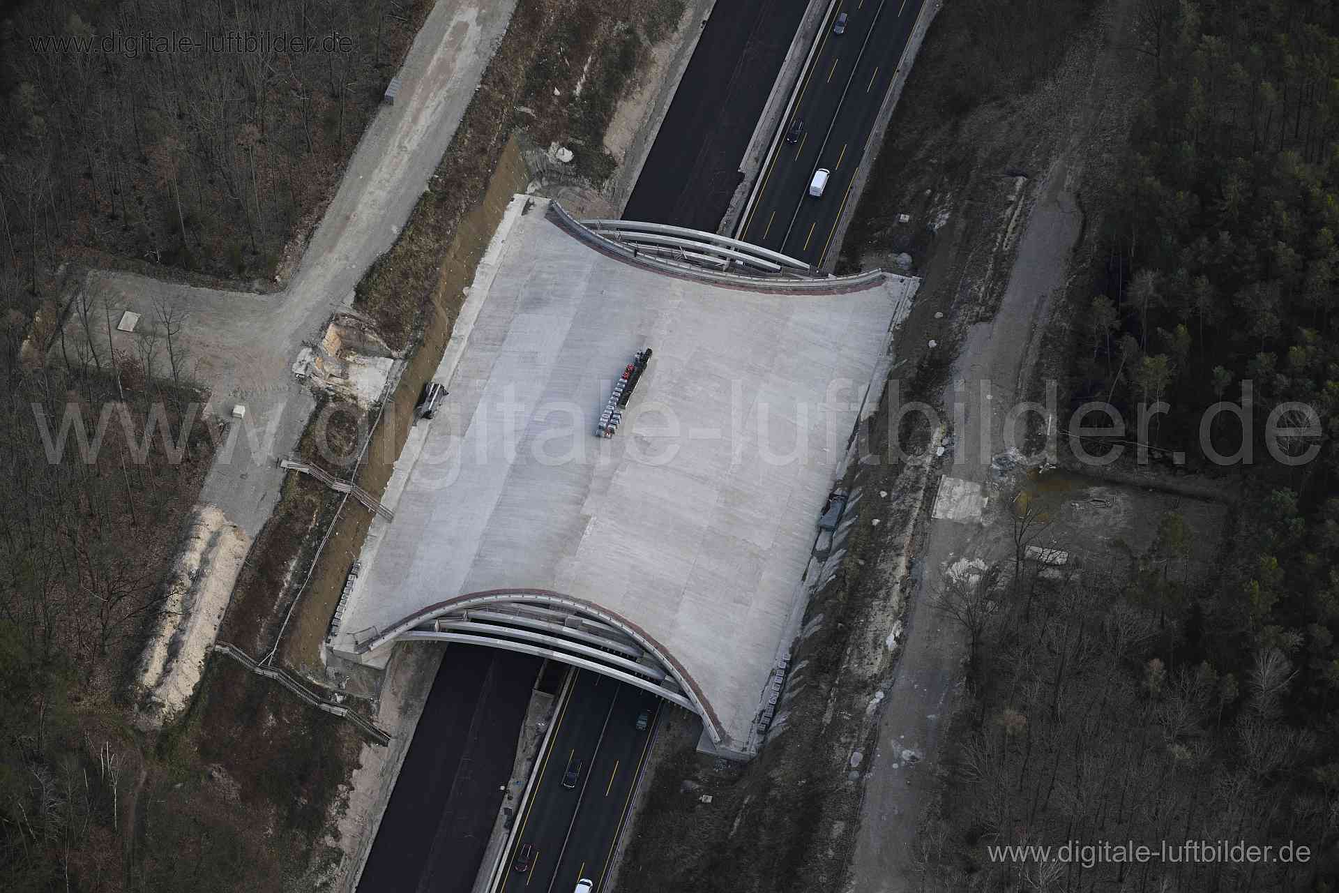 Titel: Autobahnbrücke, Bildnummer: n530040, Ort / Stadt: Herzogenaurach, (Land)Kreis: Landkreis Erlangen-Höchstadt, Regierungsbezirk: Mittelfranken, Bundesland: Bayern, Aufnahmedatum: 09.03.2024, Schlagwörter: Deutschland, , Autobahn, Autobahn A3, BAB3, Autobahnbrücke, Brücke, Brückenbau, Überquerung, Baustelle, Großbaustelle, Monat: März, Jahreszeit: Frühling, Tageszeit: Nachmittag, Jahr: 2024, Flug ID: 20240309, Bildstatus: unbearbeitetes Rohbild, Bildabmessung: 8256 x 5504 Pixel, Fotograf & C