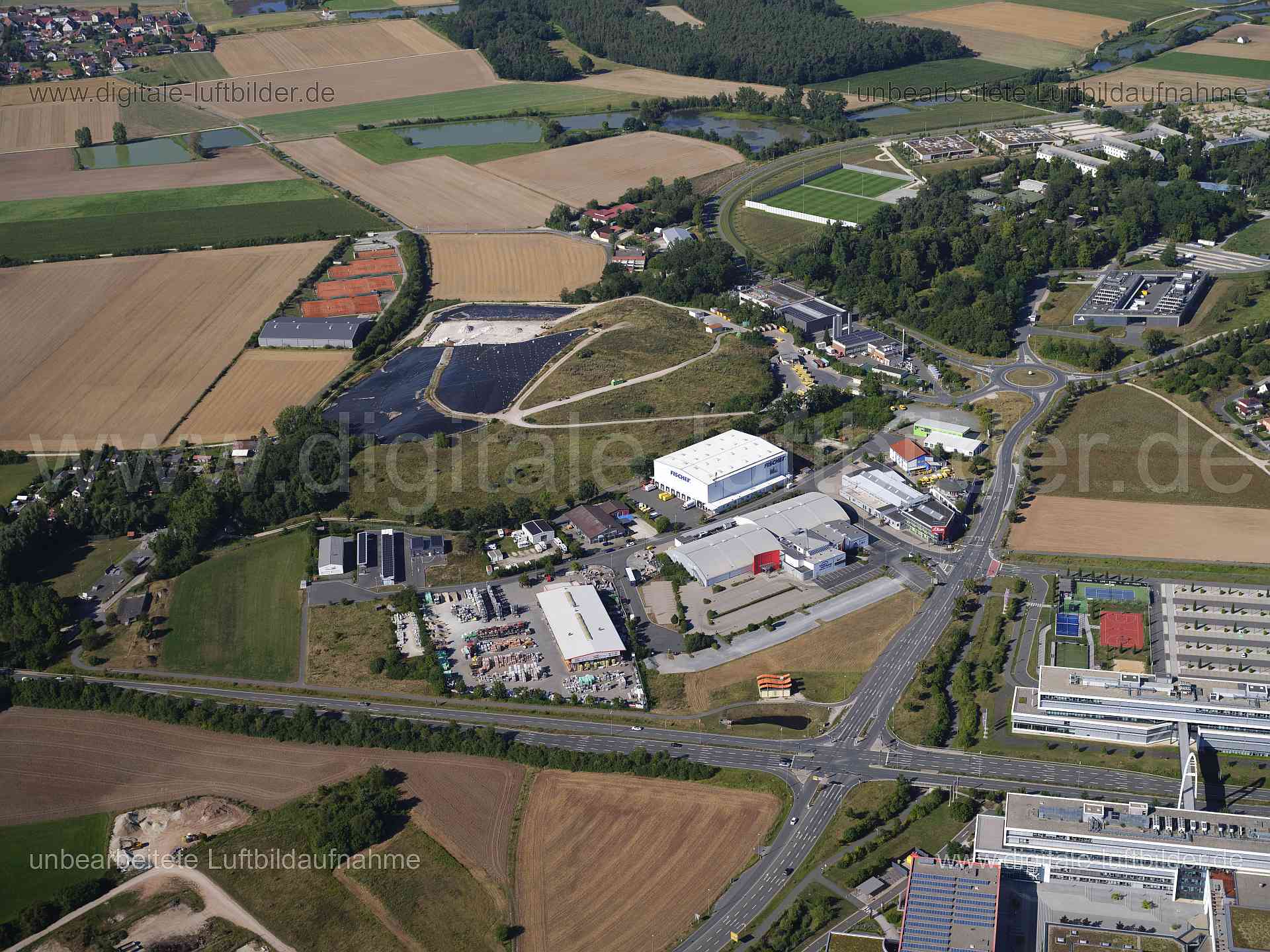 Titel: Deponie Herzogenaurach, Bildnummer: f555760, Ort / Stadt: Herzogenaurach, (Land)Kreis: Landkreis Erlangen-Höchstadt, Regierungsbezirk: Mittelfranken, Bundesland: Bayern, Aufnahmedatum: 11.08.2024, Schlagwörter: Deutschland, , Deponie Herzogenaurach, Schaltwerk Nord, Gewerbegebiet, Mülldeponie, Herzogenaurach, Monat: August, Jahreszeit: Sommer, Tageszeit: Mittag / Nachmittag, Jahr: 2024, Flug ID: 20240811, Bildstatus: unbearbeitetes Rohbild, Bildabmessung: 11648 x 8736 Pixel, Fotograf & Co