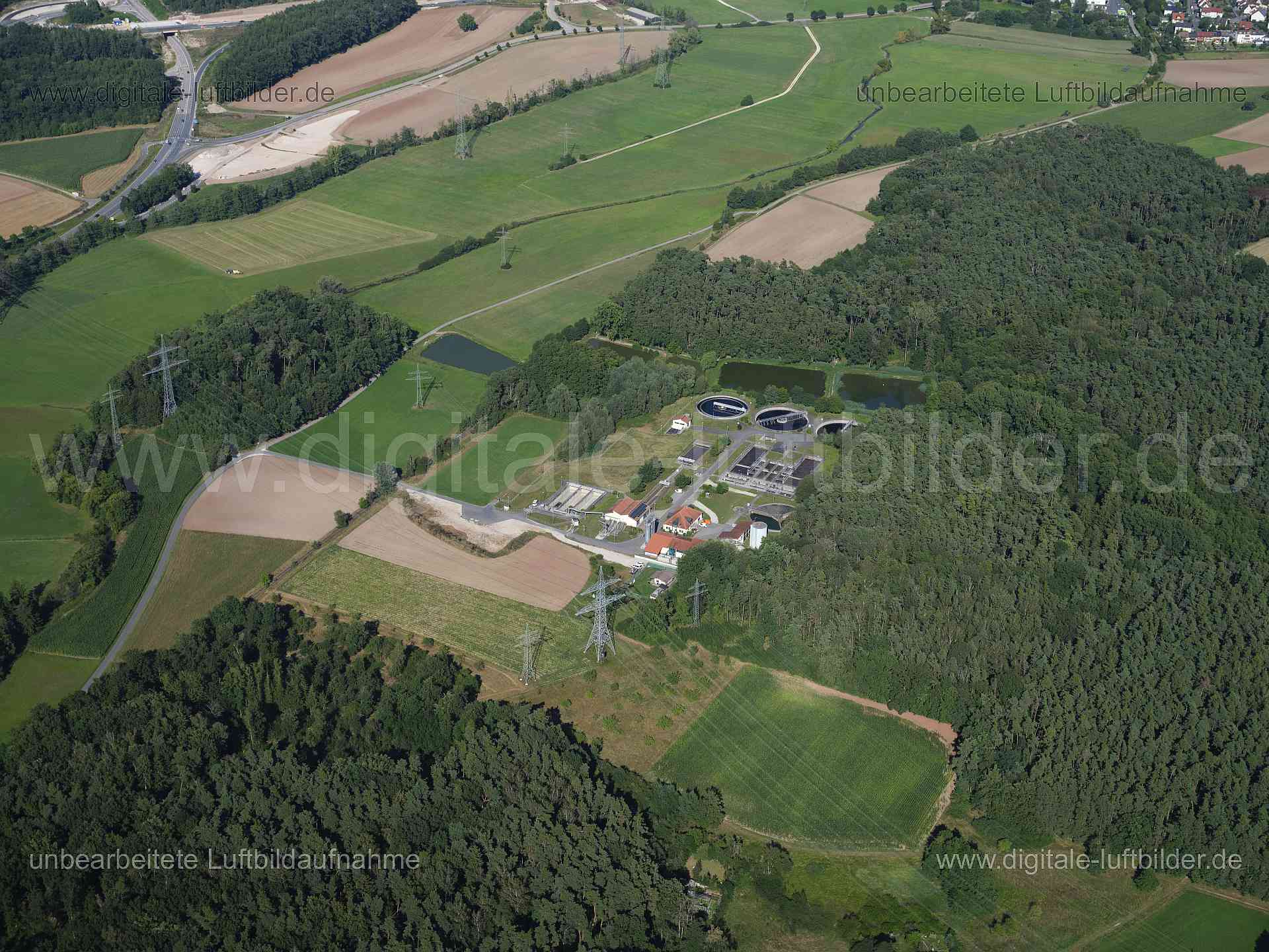 Titel: Klärwerk Herzogenaurach, Bildnummer: f555570, Ort / Stadt: Herzogenaurach, (Land)Kreis: Landkreis Erlangen-Höchstadt, Regierungsbezirk: Mittelfranken, Bundesland: Bayern, Aufnahmedatum: 11.08.2024, Schlagwörter: Deutschland, , Klärwerk Herzogenaurach, Kläranlage, Klärbecken, Wald, Forst, Monat: August, Jahreszeit: Sommer, Tageszeit: Mittag / Nachmittag, Jahr: 2024, Flug ID: 20240811, Bildstatus: unbearbeitetes Rohbild, Bildabmessung: 11648 x 8736 Pixel, Fotograf & Copyright: Oliver Acker