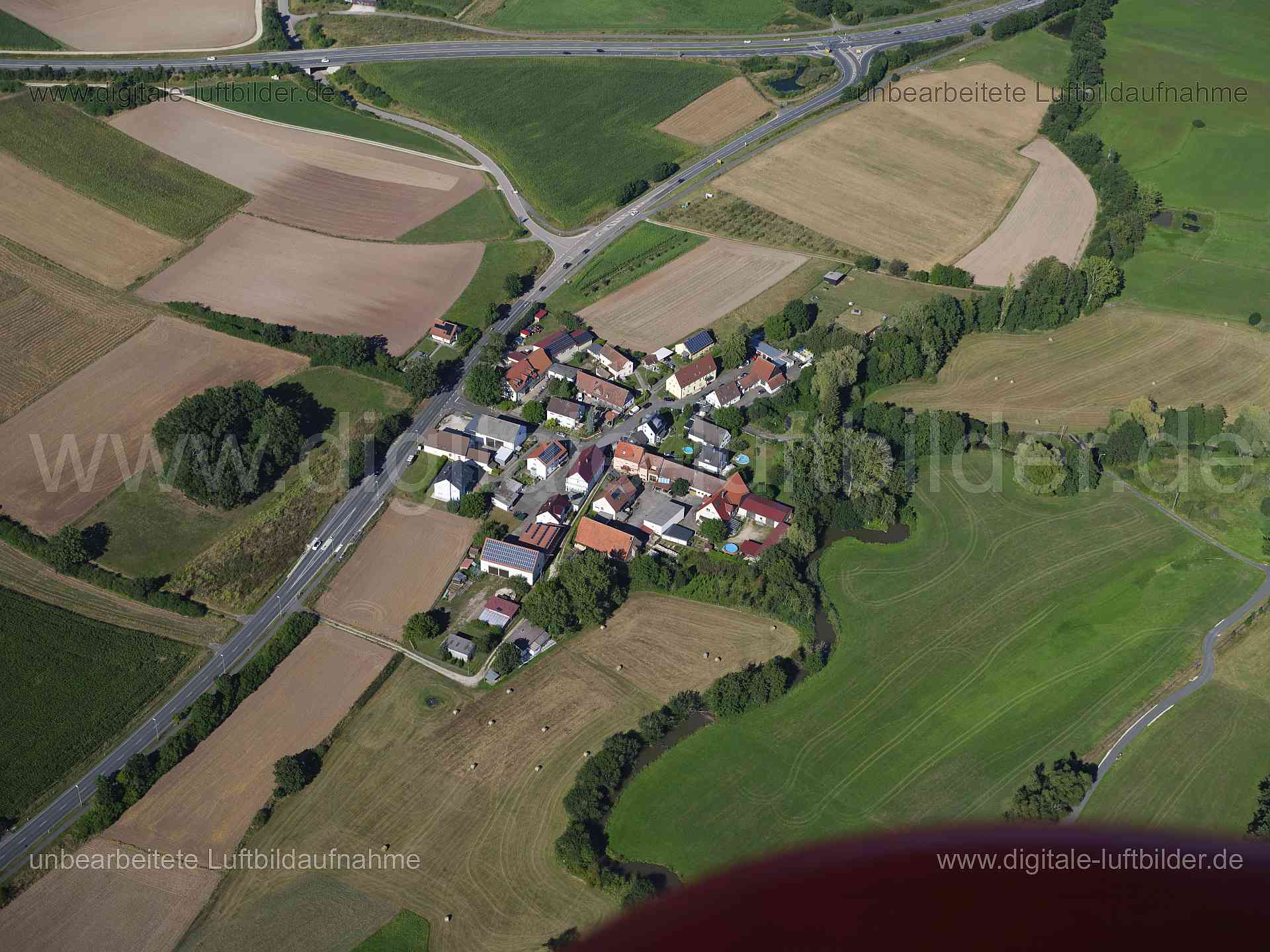Titel: Neuses, Bildnummer: f555580, Ort / Stadt: Herzogenaurach, (Land)Kreis: Landkreis Erlangen-Höchstadt, Regierungsbezirk: Mittelfranken, Bundesland: Bayern, Aufnahmedatum: 11.08.2024, Schlagwörter: Deutschland, , Neuses, Dorf, Niederndorfer Straße, Mittlere Aurach, Monat: August, Jahreszeit: Sommer, Tageszeit: Mittag / Nachmittag, Jahr: 2024, Flug ID: 20240811, Bildstatus: unbearbeitetes Rohbild, Bildabmessung: 11648 x 8736 Pixel, Fotograf & Copyright: Oliver Acker