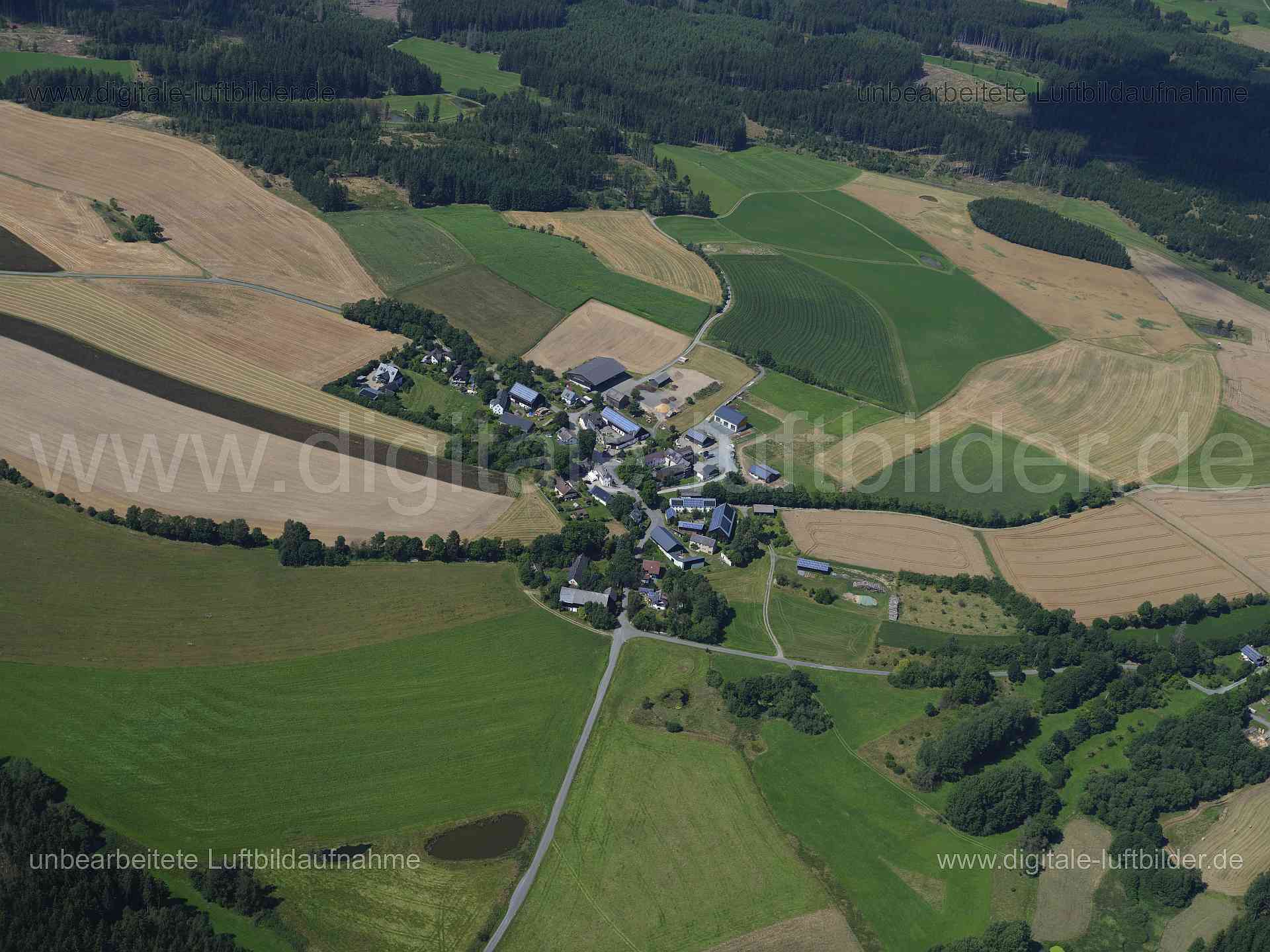 Titel: Epplas, Bildnummer: f551720, Ort / Stadt: Hof, (Land)Kreis: kreisfreie Stadt Hof, Regierungsbezirk: Oberfranken, Bundesland: Bayern, Aufnahmedatum: 11.08.2024, Schlagwörter: Deutschland, , Eplas, Dorf, Monat: August, Jahreszeit: Sommer, Tageszeit: Mittag / Nachmittag, Jahr: 2024, Flug ID: 20240811, Bildstatus: unbearbeitetes Rohbild, Bildabmessung: 11648 x 8736 Pixel, Fotograf & Copyright: Oliver Acker