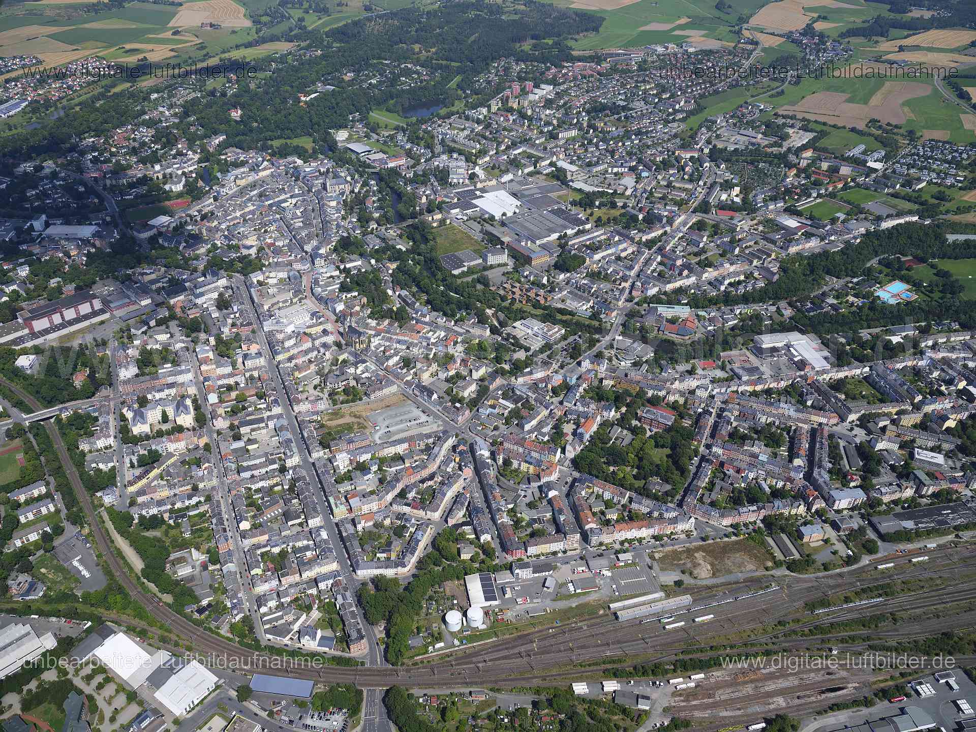 Titel: Hof, Bildnummer: f551640, Ort / Stadt: Hof, (Land)Kreis: kreisfreie Stadt Hof, Regierungsbezirk: Oberfranken, Bundesland: Bayern, Aufnahmedatum: 11.08.2024, Schlagwörter: Deutschland, , Hof, Monat: August, Jahreszeit: Sommer, Tageszeit: Mittag / Nachmittag, Jahr: 2024, Flug ID: 20240811, Bildstatus: unbearbeitetes Rohbild, Bildabmessung: 11648 x 8736 Pixel, Fotograf & Copyright: Oliver Acker