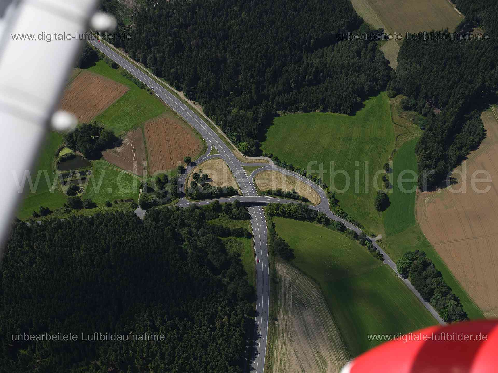 Titel: Hof - Bundesstraße B15, Bildnummer: f551730, Ort / Stadt: Hof, (Land)Kreis: kreisfreie Stadt Hof, Regierungsbezirk: Oberfranken, Bundesland: Bayern, Aufnahmedatum: 11.08.2024, Schlagwörter: Deutschland, , Bundesstraße B15, B15, Anschlussstelle Hof-West, Brücke, Monat: August, Jahreszeit: Sommer, Tageszeit: Mittag / Nachmittag, Jahr: 2024, Flug ID: 20240811, Bildstatus: unbearbeitetes Rohbild, Bildabmessung: 11648 x 8736 Pixel, Fotograf & Copyright: Oliver Acker