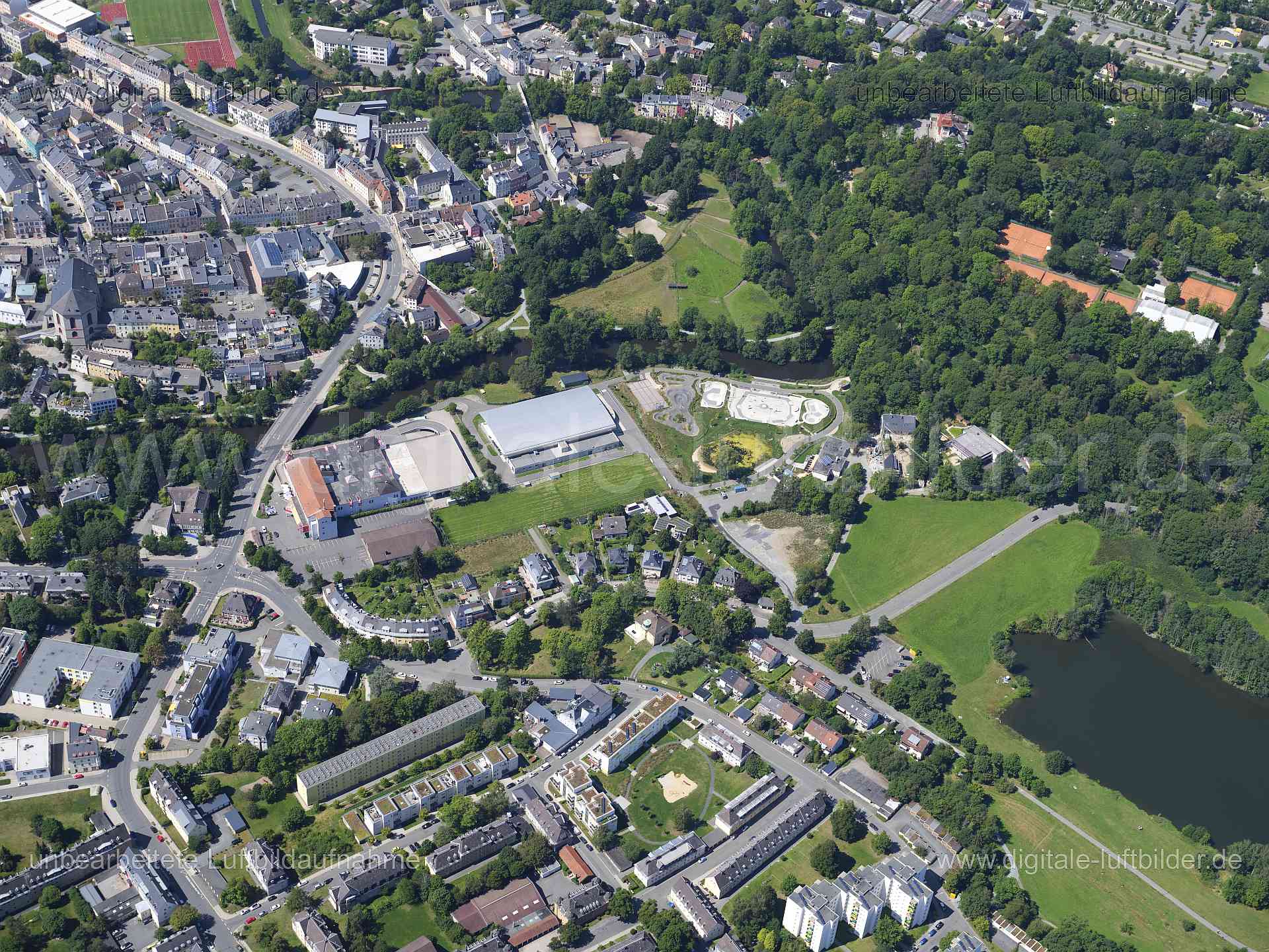 Titel: Hof - Eisstadion, Bildnummer: f551530, Ort / Stadt: Hof, (Land)Kreis: kreisfreie Stadt Hof, Regierungsbezirk: Oberfranken, Bundesland: Bayern, Aufnahmedatum: 11.08.2024, Schlagwörter: Deutschland, , Eisstadion, Skatepark, Sportpark, Lettenbachsee, Monat: August, Jahreszeit: Sommer, Tageszeit: Mittag / Nachmittag, Jahr: 2024, Flug ID: 20240811, Bildstatus: unbearbeitetes Rohbild, Bildabmessung: 11648 x 8736 Pixel, Fotograf & Copyright: Oliver Acker