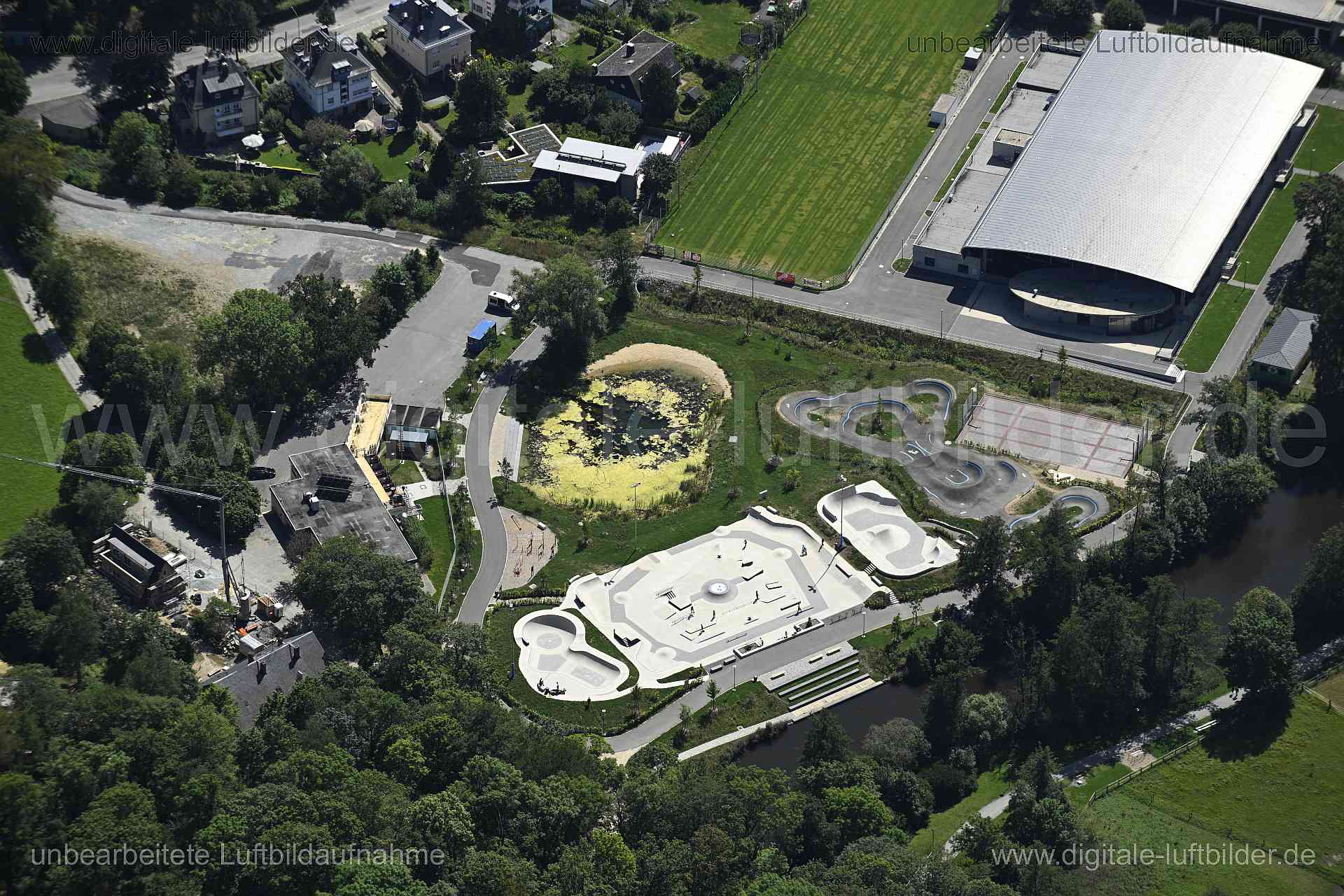 Titel: Hof - Eisstadion, Bildnummer: n550680, Ort / Stadt: Hof, (Land)Kreis: kreisfreie Stadt Hof, Regierungsbezirk: Oberfranken, Bundesland: Bayern, Aufnahmedatum: 11.08.2024, Schlagwörter: Deutschland, , Eisstadion, Skatepark, Sportpark, Monat: August, Jahreszeit: Sommer, Tageszeit: Mittag / Nachmittag, Jahr: 2024, Flug ID: 20240811, Bildstatus: unbearbeitetes Rohbild, Bildabmessung: 8256 x 5504 Pixel, Fotograf & Copyright: Oliver Acker