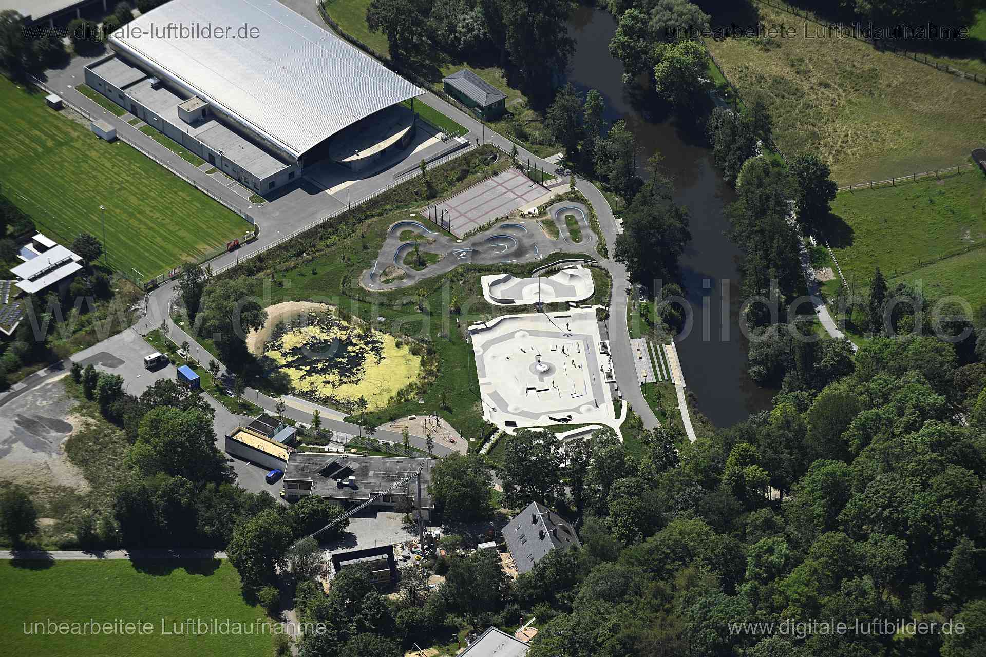 Titel: Hof - Eisstadion, Bildnummer: n550710, Ort / Stadt: Hof, (Land)Kreis: kreisfreie Stadt Hof, Regierungsbezirk: Oberfranken, Bundesland: Bayern, Aufnahmedatum: 11.08.2024, Schlagwörter: Deutschland, , Eisstadion, Skatepark, Sportpark, Monat: August, Jahreszeit: Sommer, Tageszeit: Mittag / Nachmittag, Jahr: 2024, Flug ID: 20240811, Bildstatus: unbearbeitetes Rohbild, Bildabmessung: 8256 x 5504 Pixel, Fotograf & Copyright: Oliver Acker