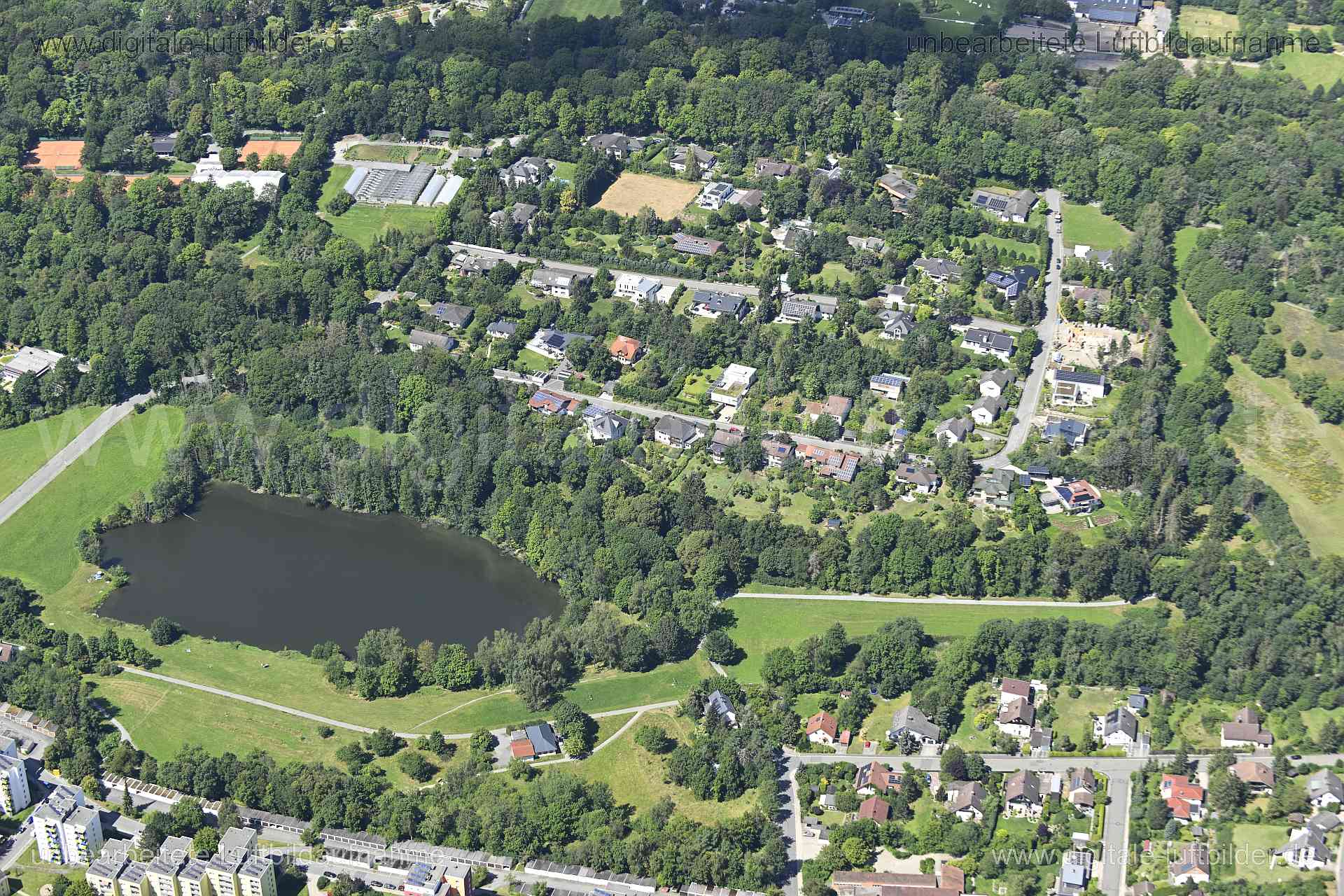 Titel: Hof - Lettenbachsee, Bildnummer: n550720, Ort / Stadt: Hof, (Land)Kreis: kreisfreie Stadt Hof, Regierungsbezirk: Oberfranken, Bundesland: Bayern, Aufnahmedatum: 11.08.2024, Schlagwörter: Deutschland, , Bürgerpark Thersienstein, Lettenbach, Lettenbachsee, See, Weiher, Monat: August, Jahreszeit: Sommer, Tageszeit: Mittag / Nachmittag, Jahr: 2024, Flug ID: 20240811, Bildstatus: unbearbeitetes Rohbild, Bildabmessung: 8256 x 5504 Pixel, Fotograf & Copyright: Oliver Acker