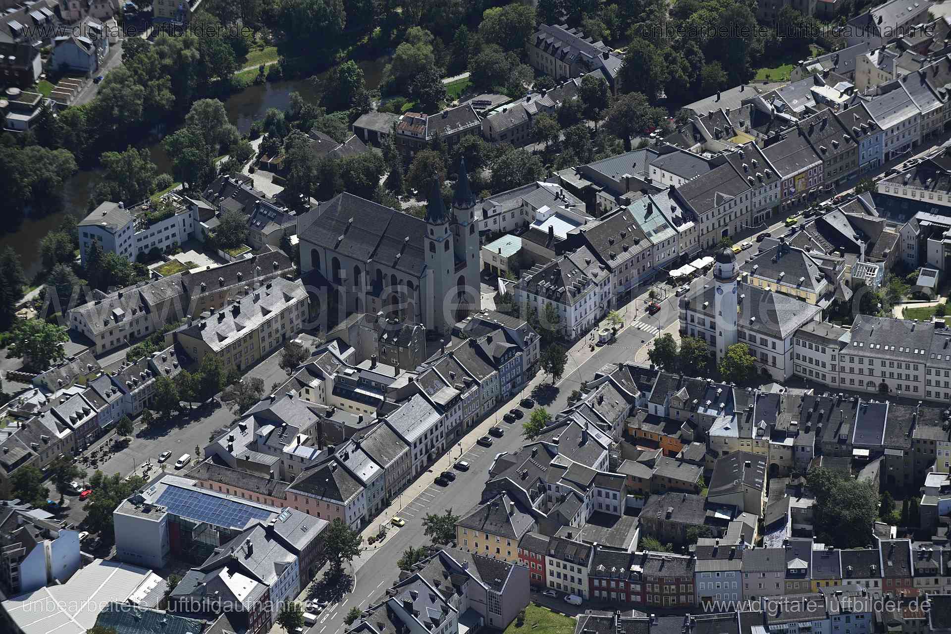 Titel: Hof - Michaeliskirche, Bildnummer: n550670, Ort / Stadt: Hof, (Land)Kreis: kreisfreie Stadt Hof, Regierungsbezirk: Oberfranken, Bundesland: Bayern, Aufnahmedatum: 11.08.2024, Schlagwörter: Deutschland, , Michaeliskirche, Kirche, Altstadt, Saale, Altstadt, Monat: August, Jahreszeit: Sommer, Tageszeit: Mittag / Nachmittag, Jahr: 2024, Flug ID: 20240811, Bildstatus: unbearbeitetes Rohbild, Bildabmessung: 8256 x 5504 Pixel, Fotograf & Copyright: Oliver Acker