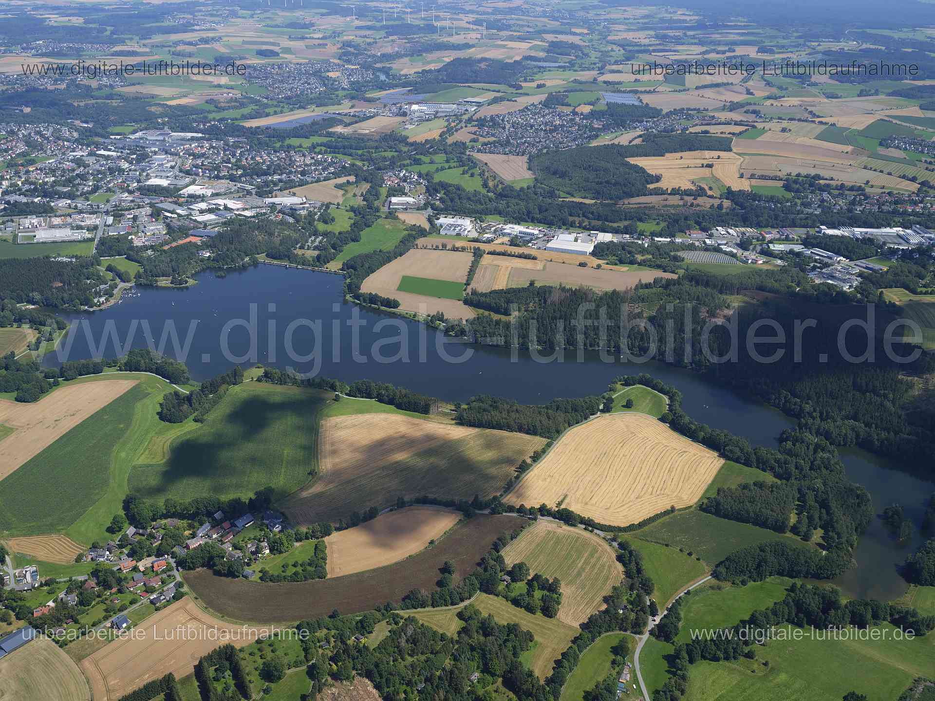 Titel: Untreusee in Hof, Bildnummer: f551470, Ort / Stadt: Hof, (Land)Kreis: kreisfreie Stadt Hof, Regierungsbezirk: Oberfranken, Bundesland: Bayern, Aufnahmedatum: 11.08.2024, Schlagwörter: Deutschland, , Untreusee, Gewässer, See, Weiher, Panorama, Monat: August, Jahreszeit: Sommer, Tageszeit: Mittag / Nachmittag, Jahr: 2024, Flug ID: 20240811, Bildstatus: unbearbeitetes Rohbild, Bildabmessung: 11648 x 8736 Pixel, Fotograf & Copyright: Oliver Acker
