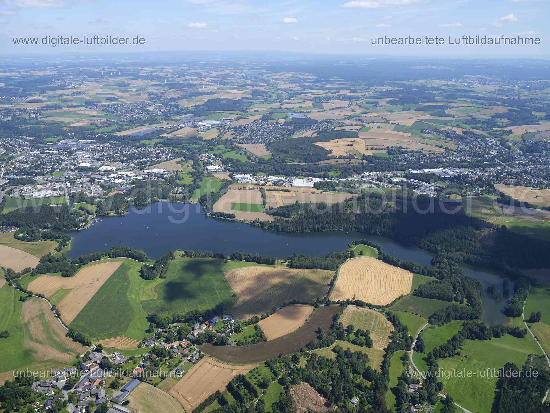 Titel: Untreusee in Hof, Bildnummer: f551480, Ort / Stadt: Hof, (Land)Kreis: kreisfreie Stadt Hof, Regierungsbezirk: Oberfranken, Bundesland: Bayern, Aufnahmedatum: 11.08.2024, Schlagwörter: Deutschland, , Untreusee, Gewässer, See, Weiher, Panorama, Himmel, Horizont, Monat: August, Jahreszeit: Sommer, Tageszeit: Mittag / Nachmittag, Jahr: 2024, Flug ID: 20240811, Bildstatus: unbearbeitetes Rohbild, Bildabmessung: 11648 x 8736 Pixel, Fotograf & Copyright: Oliver Acker