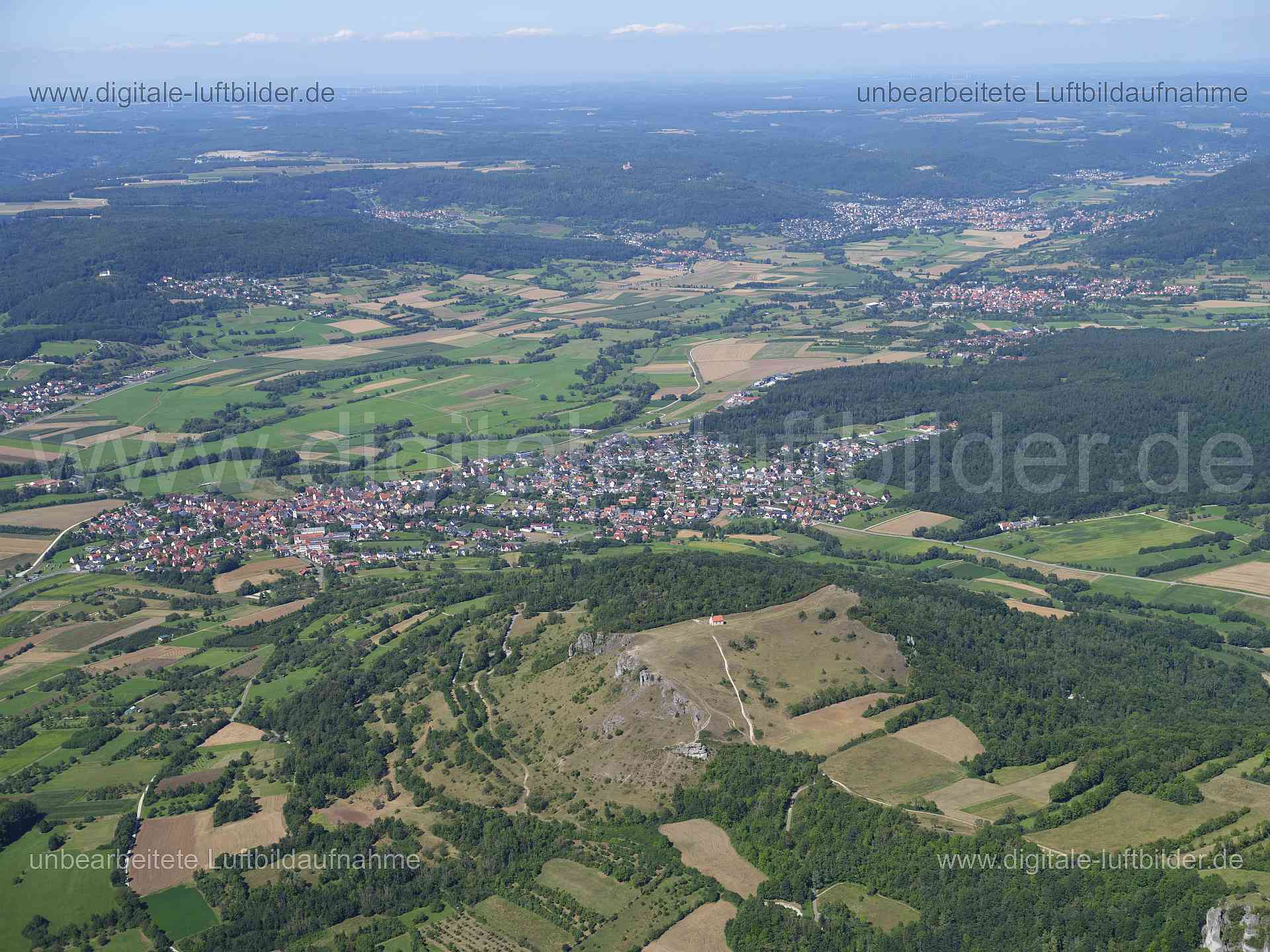 Titel: Walberla - Kirchehrenbach, Bildnummer: f553560, Ort / Stadt: Kirchehrenbach, (Land)Kreis: Landkreis Forchheim, Regierungsbezirk: Oberfranken, Bundesland: Bayern, Aufnahmedatum: 11.08.2024, Schlagwörter: Deutschland, , Walberla, Kirchehrenbach, Ehrenburg, Panorama, Himmel, Horizont, Monat: August, Jahreszeit: Sommer, Tageszeit: Mittag / Nachmittag, Jahr: 2024, Flug ID: 20240811, Bildstatus: unbearbeitetes Rohbild, Bildabmessung: 11648 x 8736 Pixel, Fotograf & Copyright: Oliver Acker
