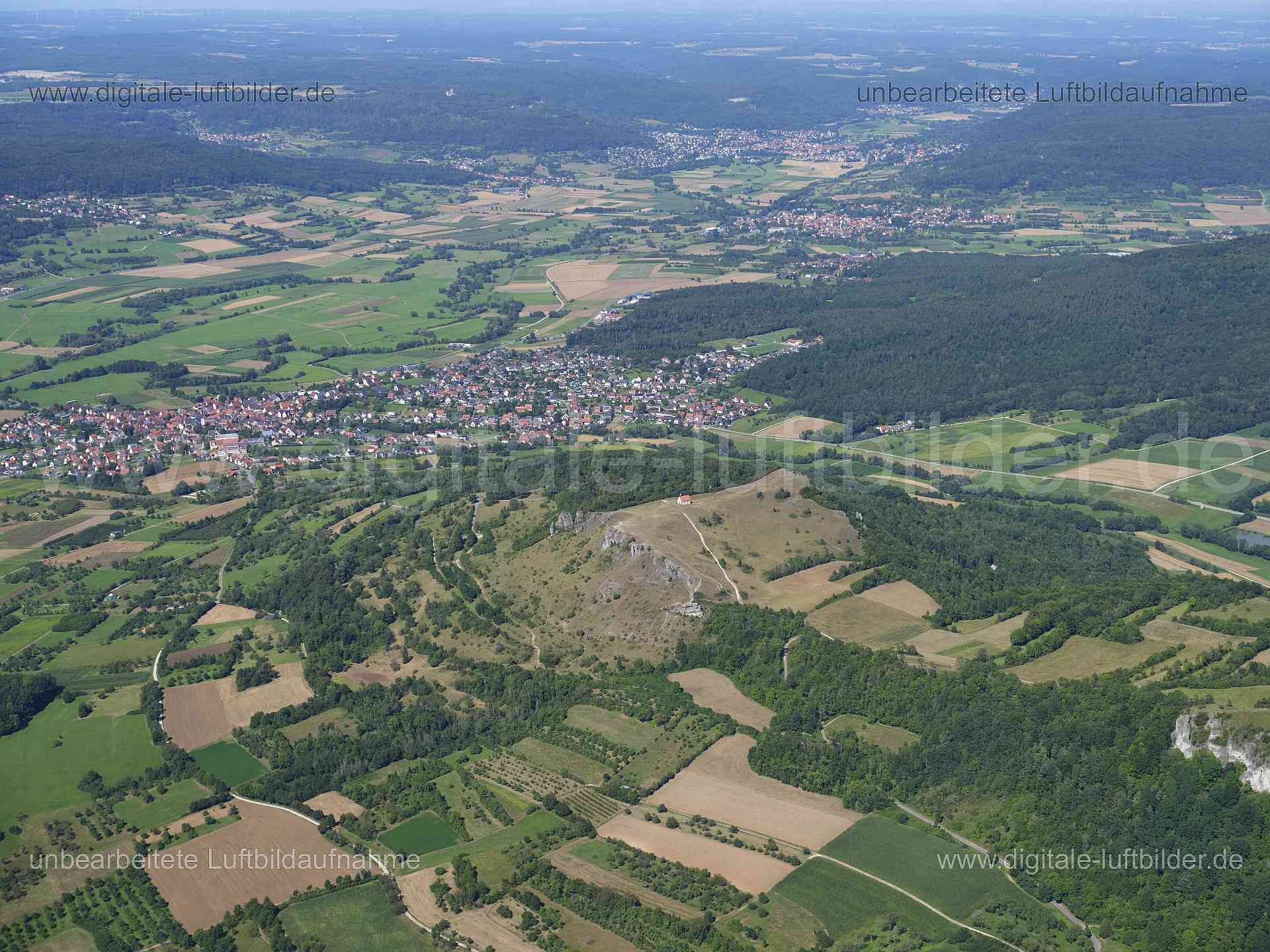 Titel: Walberla - Kirchehrenbach, Bildnummer: f553570, Ort / Stadt: Kirchehrenbach, (Land)Kreis: Landkreis Forchheim, Regierungsbezirk: Oberfranken, Bundesland: Bayern, Aufnahmedatum: 11.08.2024, Schlagwörter: Deutschland, , Walberla, Kirchehrenbach, Ehrenburg, Panorama, Himmel, Horizont, Monat: August, Jahreszeit: Sommer, Tageszeit: Mittag / Nachmittag, Jahr: 2024, Flug ID: 20240811, Bildstatus: unbearbeitetes Rohbild, Bildabmessung: 11648 x 8736 Pixel, Fotograf & Copyright: Oliver Acker