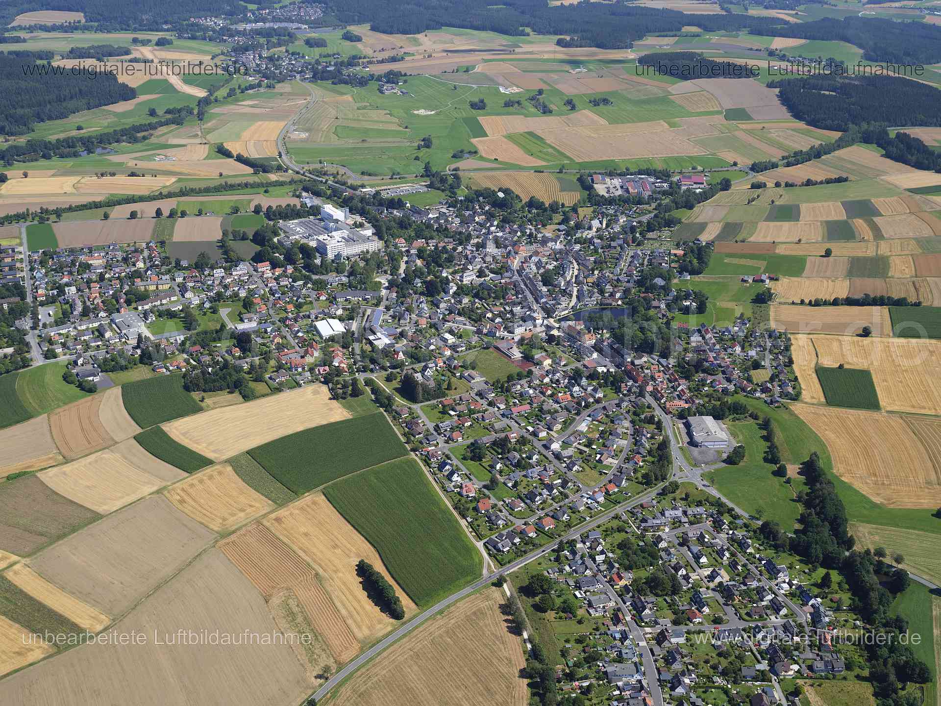 Titel: Kirchenlamnitz, Bildnummer: f551430, Ort / Stadt: Kirchenlamnitz, (Land)Kreis: Landkreis Wunsiedel im Fichtelgebirge, Regierungsbezirk: Oberfranken, Bundesland: Bayern, Aufnahmedatum: 11.08.2024, Schlagwörter: Deutschland, , Kirchenlamnitz, Monat: August, Jahreszeit: Sommer, Tageszeit: Mittag / Nachmittag, Jahr: 2024, Flug ID: 20240811, Bildstatus: unbearbeitetes Rohbild, Bildabmessung: 11648 x 8736 Pixel, Fotograf & Copyright: Oliver Acker