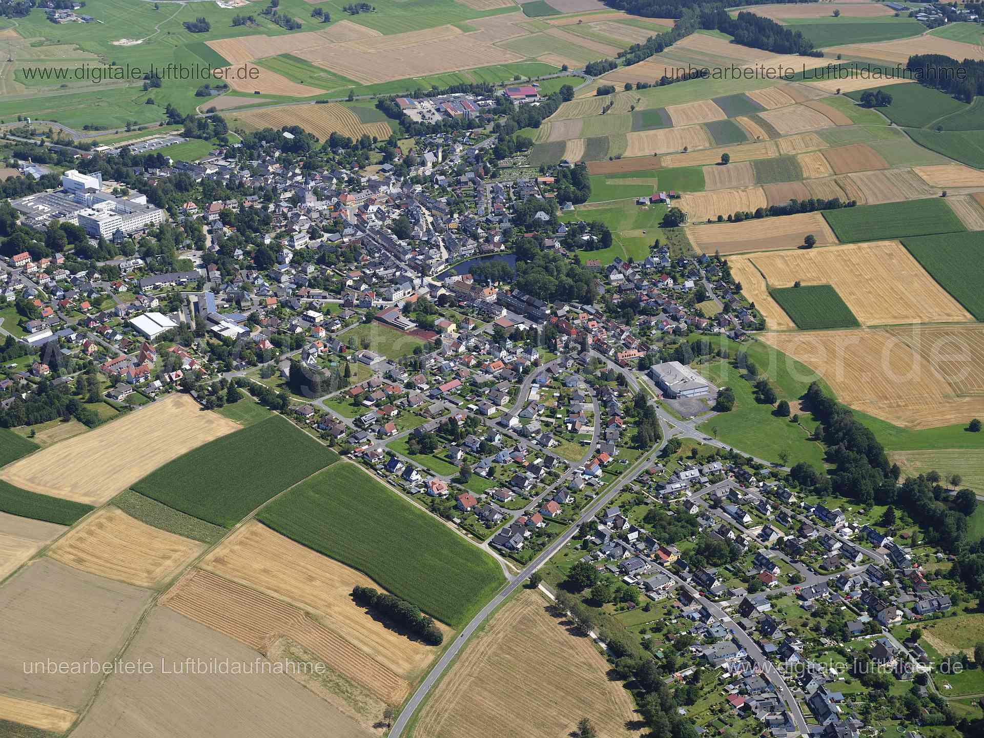 Titel: Kirchenlamnitz, Bildnummer: f551440, Ort / Stadt: Kirchenlamnitz, (Land)Kreis: Landkreis Wunsiedel im Fichtelgebirge, Regierungsbezirk: Oberfranken, Bundesland: Bayern, Aufnahmedatum: 11.08.2024, Schlagwörter: Deutschland, , Kirchenlamnitz, Monat: August, Jahreszeit: Sommer, Tageszeit: Mittag / Nachmittag, Jahr: 2024, Flug ID: 20240811, Bildstatus: unbearbeitetes Rohbild, Bildabmessung: 11648 x 8736 Pixel, Fotograf & Copyright: Oliver Acker