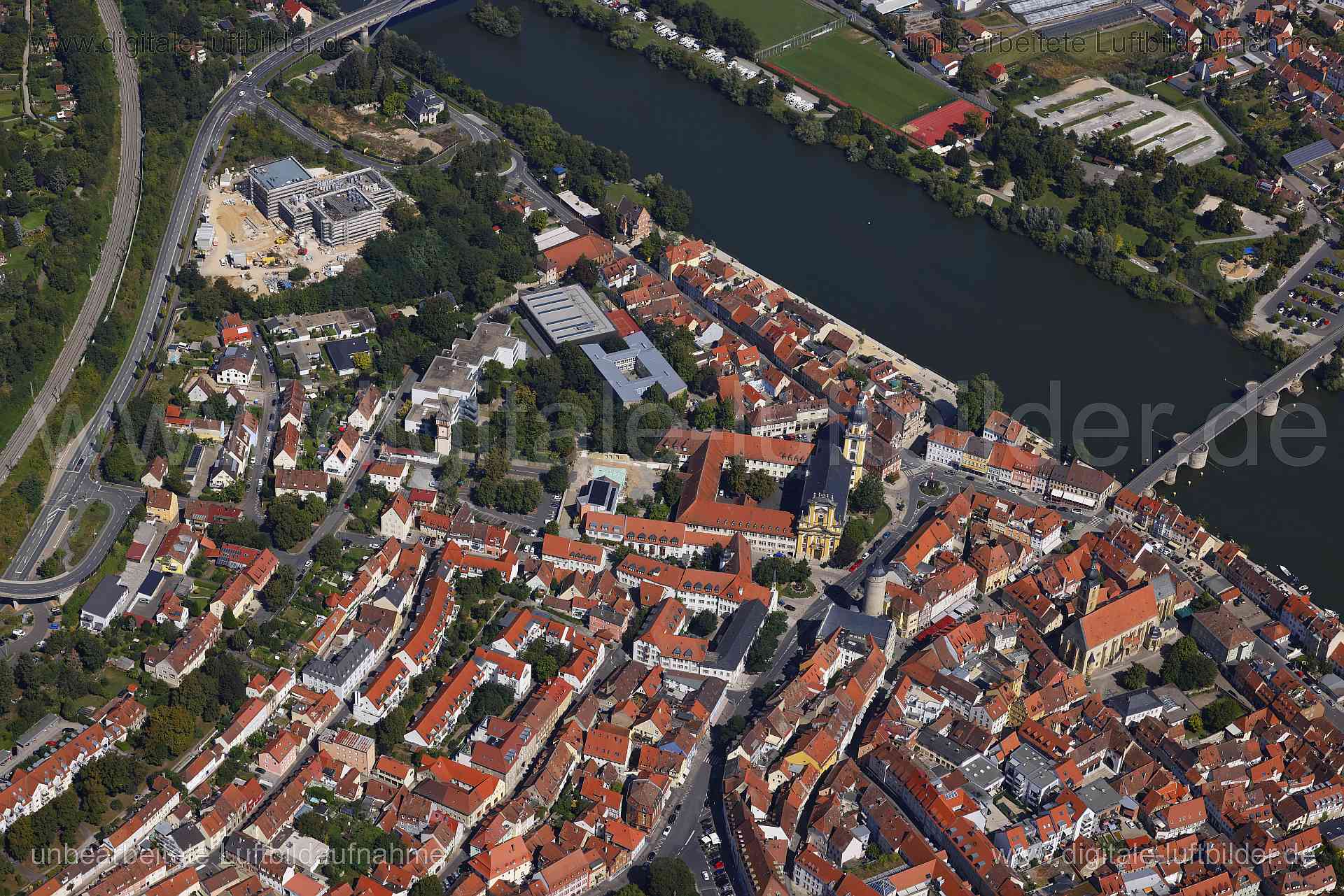 Titel: Altstadt Kitzingen, Bildnummer: c561710, Ort / Stadt: Kitzingen, (Land)Kreis: Landkreis Kitzingen, Regierungsbezirk: Unterfranken, Bundesland: Bayern, Aufnahmedatum: 24.08.2024, Schlagwörter: Deutschland, , Evangelische Stadtkirche Kitzingen, Kirche, Marktturm, Friedrich-Berndeck-Schule, Altstadt, Altstadtkern, Monat: August, Jahreszeit: Sommer, Tageszeit: Mittag / Nachmittag, Jahr: 2024, Flug ID: 20240824, Bildstatus: unbearbeitetes Rohbild, Bildabmessung: 8192 x 5464 Pixel, Fotograf & C