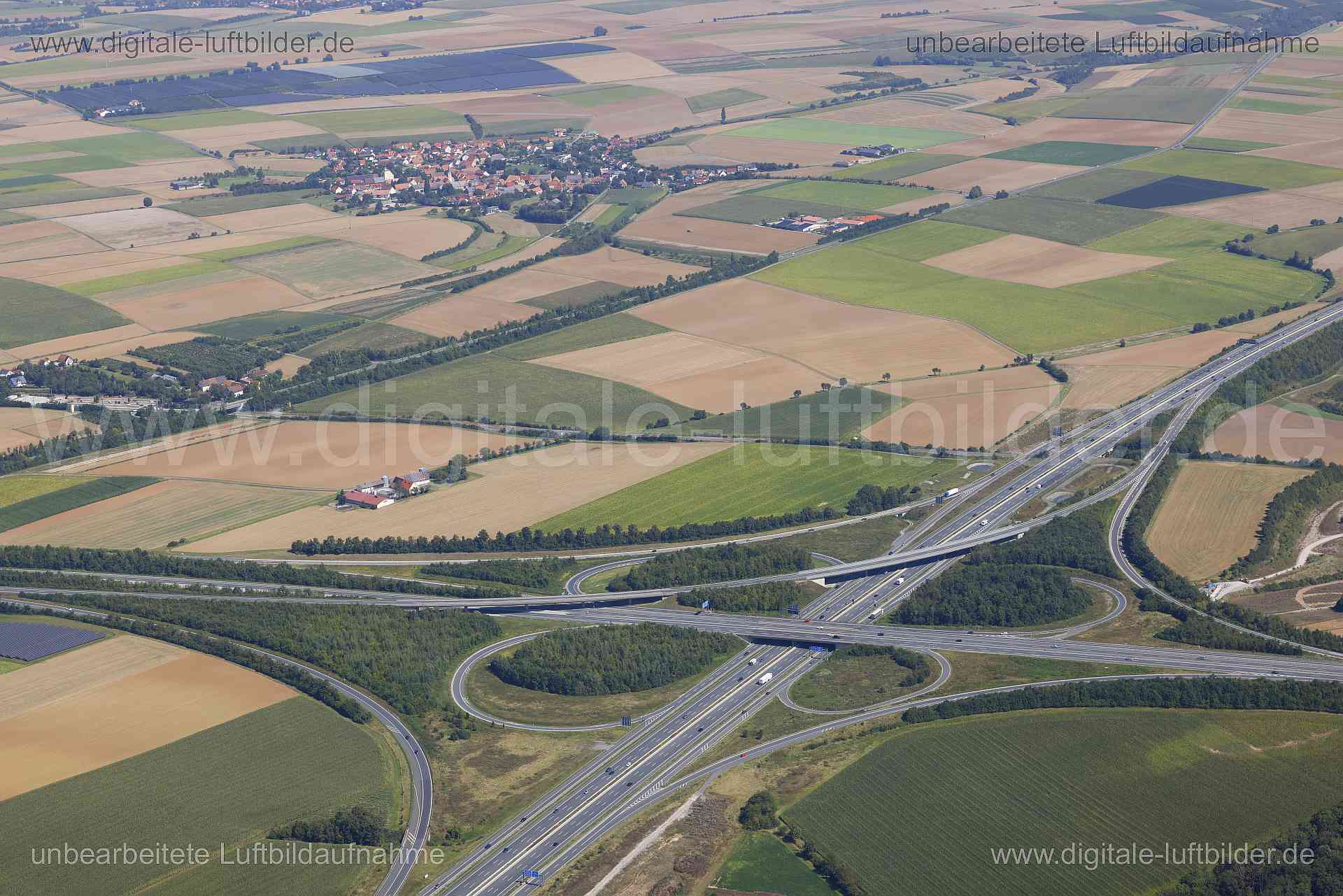 Titel: Autobahnkreuz A7 / A3 Biebelried, Bildnummer: c561850, Ort / Stadt: Kitzingen, (Land)Kreis: Landkreis Kitzingen, Regierungsbezirk: Unterfranken, Bundesland: Bayern, Aufnahmedatum: 24.08.2024, Schlagwörter: Deutschland, , Autobahnkreuz A7 / A3, Autobahnkreuz, BAB 7, BAB 3, Kreuz Biebelried, Biebelried, Autobahn, Bibergau, Dettelbach, Landwirtschaft, Acker, Äcker, Panorama, Monat: August, Jahreszeit: Sommer, Tageszeit: Mittag / Nachmittag, Jahr: 2024, Flug ID: 20240824, Bildstatus: unbearbe