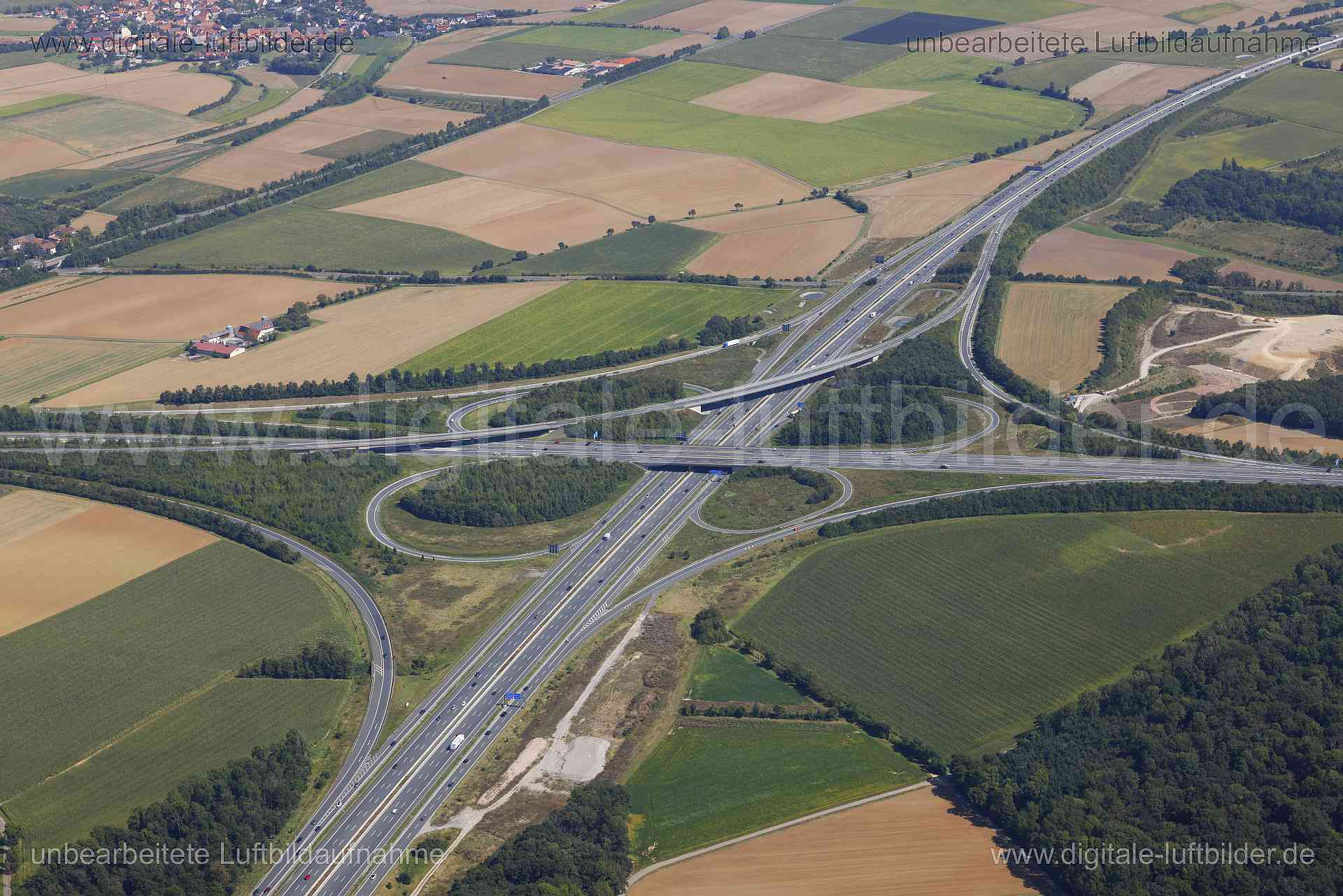 Titel: Autobahnkreuz A7 / A3 Biebelried, Bildnummer: c561860, Ort / Stadt: Kitzingen, (Land)Kreis: Landkreis Kitzingen, Regierungsbezirk: Unterfranken, Bundesland: Bayern, Aufnahmedatum: 24.08.2024, Schlagwörter: Deutschland, , Autobahnkreuz A7 / A3, Autobahnkreuz, BAB 7, BAB 3, Kreuz Biebelried, Biebelried, Autobahn, Bibergau, Dettelbach, Landwirtschaft, Acker, Äcker, Panorama, Monat: August, Jahreszeit: Sommer, Tageszeit: Mittag / Nachmittag, Jahr: 2024, Flug ID: 20240824, Bildstatus: unbearbe