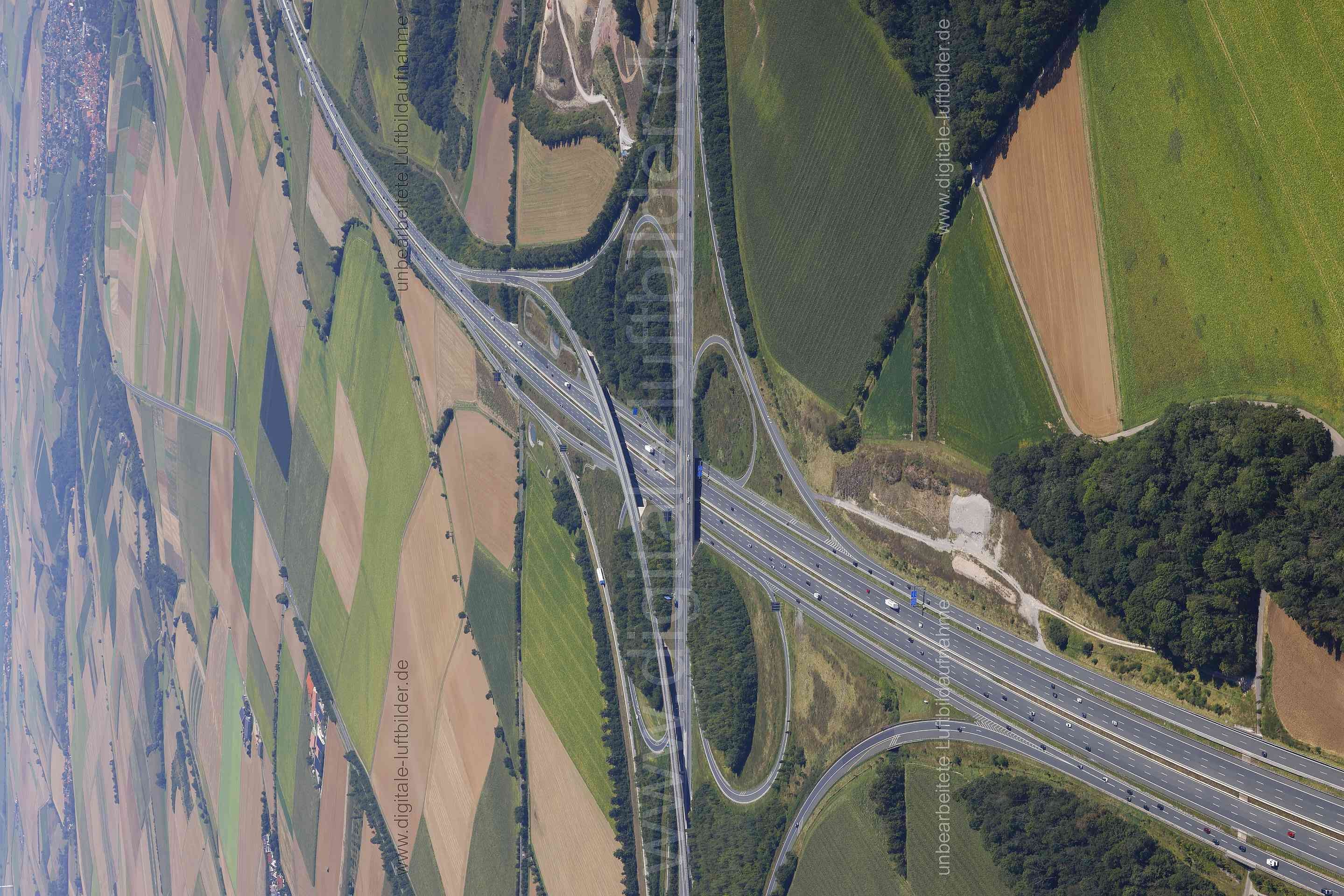 Titel: Autobahnkreuz A7 / A3 Biebelried, Bildnummer: c561870, Ort / Stadt: Kitzingen, (Land)Kreis: Landkreis Kitzingen, Regierungsbezirk: Unterfranken, Bundesland: Bayern, Aufnahmedatum: 24.08.2024, Schlagwörter: Deutschland, , Autobahnkreuz A7 / A3, Autobahnkreuz, BAB 7, BAB 3, Kreuz Biebelried, Biebelried, Autobahn, Bibergau, Dettelbach, Landwirtschaft, Acker, Äcker, Panorama, Monat: August, Jahreszeit: Sommer, Tageszeit: Mittag / Nachmittag, Jahr: 2024, Flug ID: 20240824, Bildstatus: unbearbe
