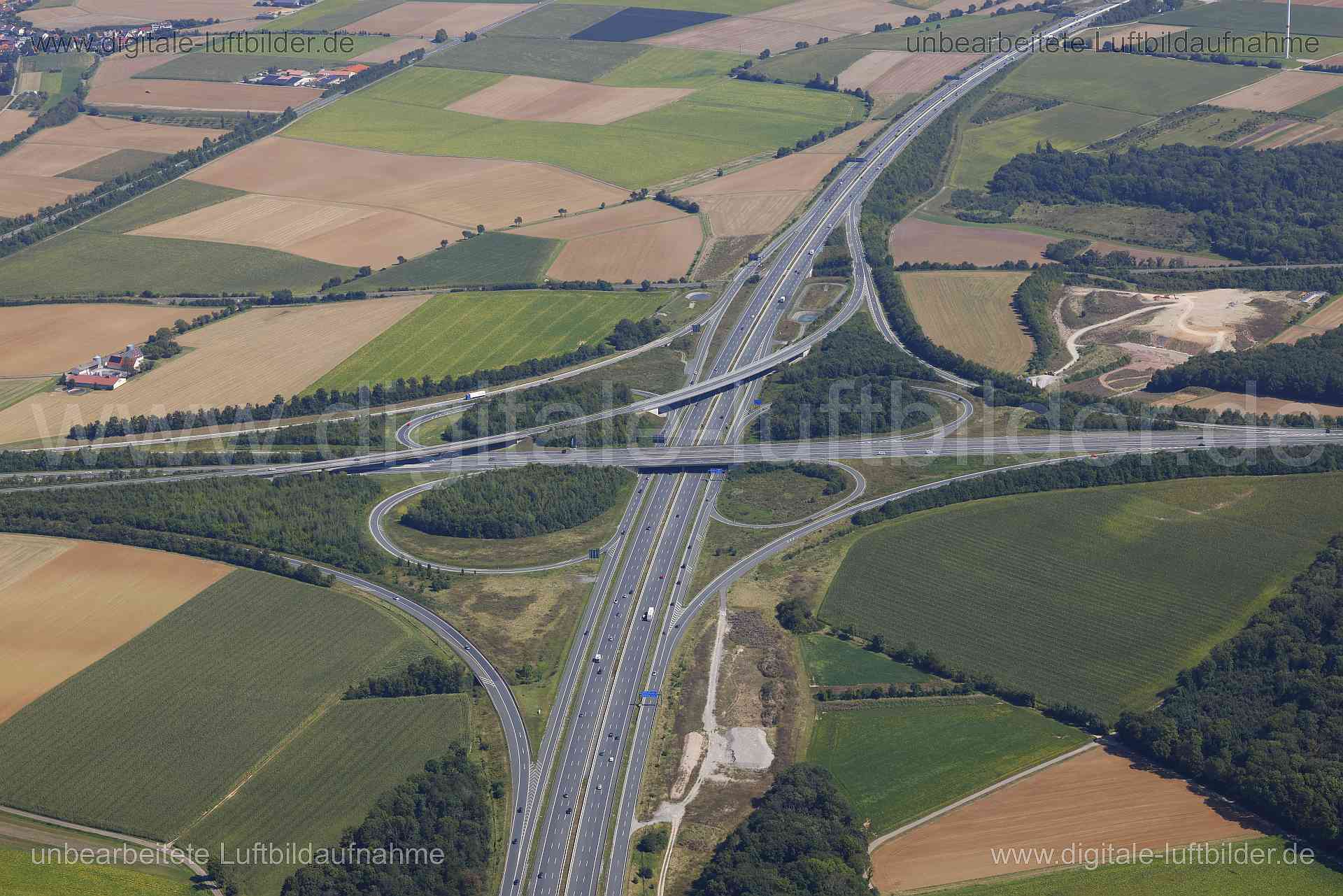 Titel: Autobahnkreuz A7 / A3 Biebelried, Bildnummer: c561880, Ort / Stadt: Kitzingen, (Land)Kreis: Landkreis Kitzingen, Regierungsbezirk: Unterfranken, Bundesland: Bayern, Aufnahmedatum: 24.08.2024, Schlagwörter: Deutschland, , Autobahnkreuz A7 / A3, Autobahnkreuz, BAB 7, BAB 3, Kreuz Biebelried, Biebelried, Autobahn, Bibergau, Dettelbach, Landwirtschaft, Acker, Äcker, Panorama, Monat: August, Jahreszeit: Sommer, Tageszeit: Mittag / Nachmittag, Jahr: 2024, Flug ID: 20240824, Bildstatus: unbearbe