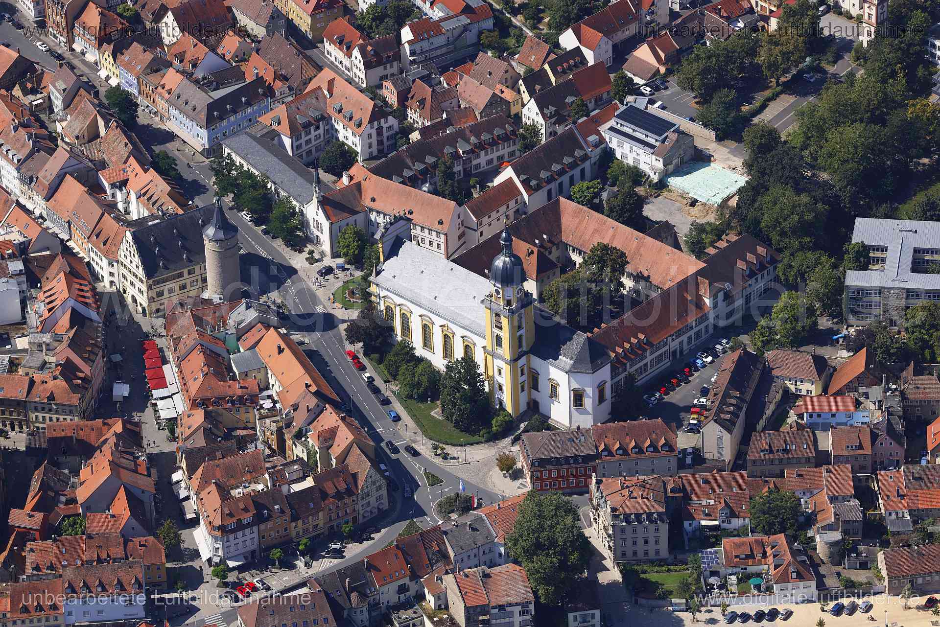 Titel: Evangelische Stadtkirche Kitzingen, Bildnummer: c561610, Ort / Stadt: Kitzingen, (Land)Kreis: Landkreis Kitzingen, Regierungsbezirk: Unterfranken, Bundesland: Bayern, Aufnahmedatum: 24.08.2024, Schlagwörter: Deutschland, , Evangelische Stadtkirche Kitzingen, Kirche, Marktturm, Friedrich-Berndeck-Schule, Monat: August, Jahreszeit: Sommer, Tageszeit: Mittag / Nachmittag, Jahr: 2024, Flug ID: 20240824, Bildstatus: unbearbeitetes Rohbild, Bildabmessung: 8192 x 5464 Pixel, Fotograf & Copyright