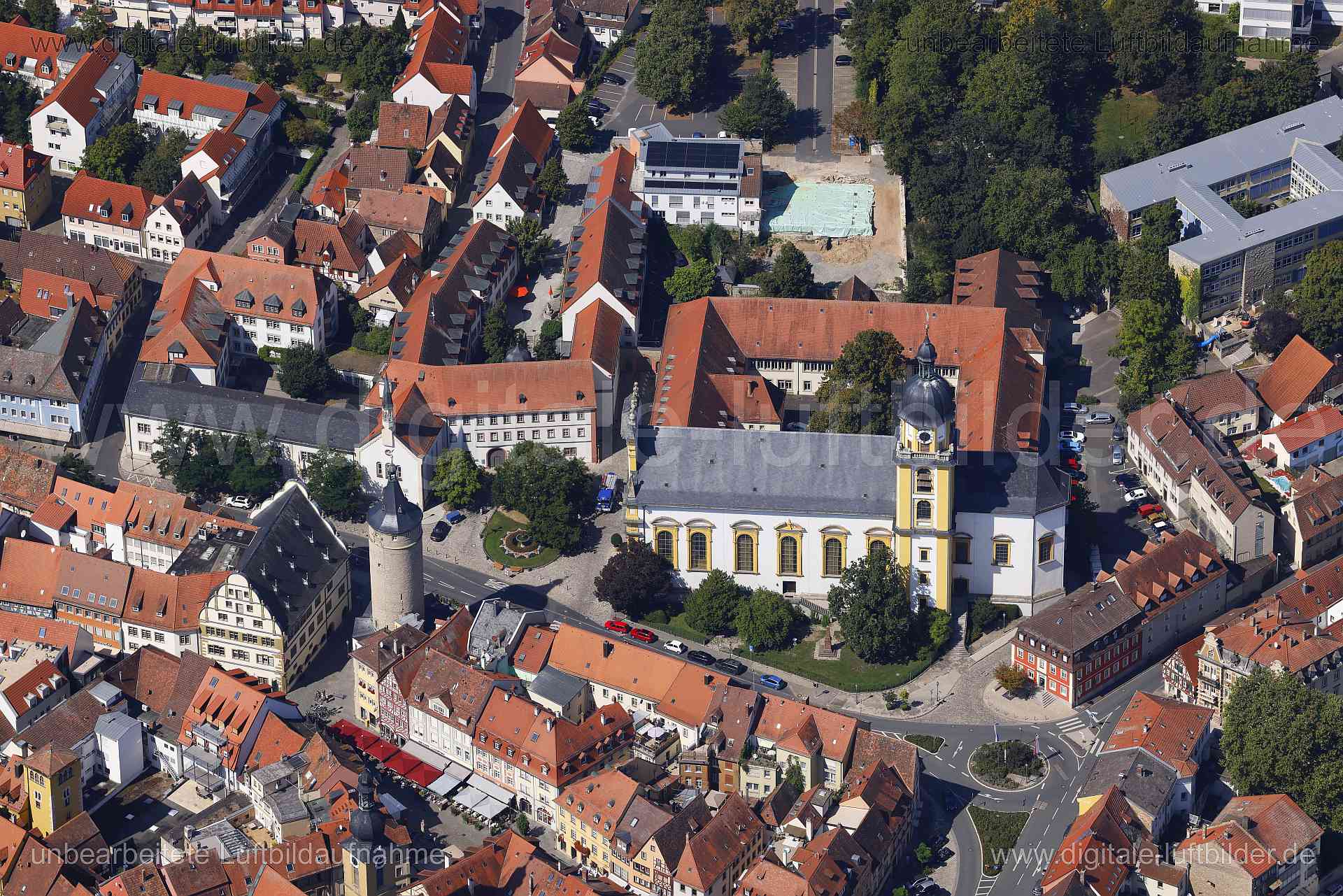 Titel: Evangelische Stadtkirche Kitzingen, Bildnummer: c561650, Ort / Stadt: Kitzingen, (Land)Kreis: Landkreis Kitzingen, Regierungsbezirk: Unterfranken, Bundesland: Bayern, Aufnahmedatum: 24.08.2024, Schlagwörter: Deutschland, , Evangelische Stadtkirche Kitzingen, Kirche, Marktturm, Friedrich-Berndeck-Schule, Monat: August, Jahreszeit: Sommer, Tageszeit: Mittag / Nachmittag, Jahr: 2024, Flug ID: 20240824, Bildstatus: unbearbeitetes Rohbild, Bildabmessung: 8192 x 5464 Pixel, Fotograf & Copyright