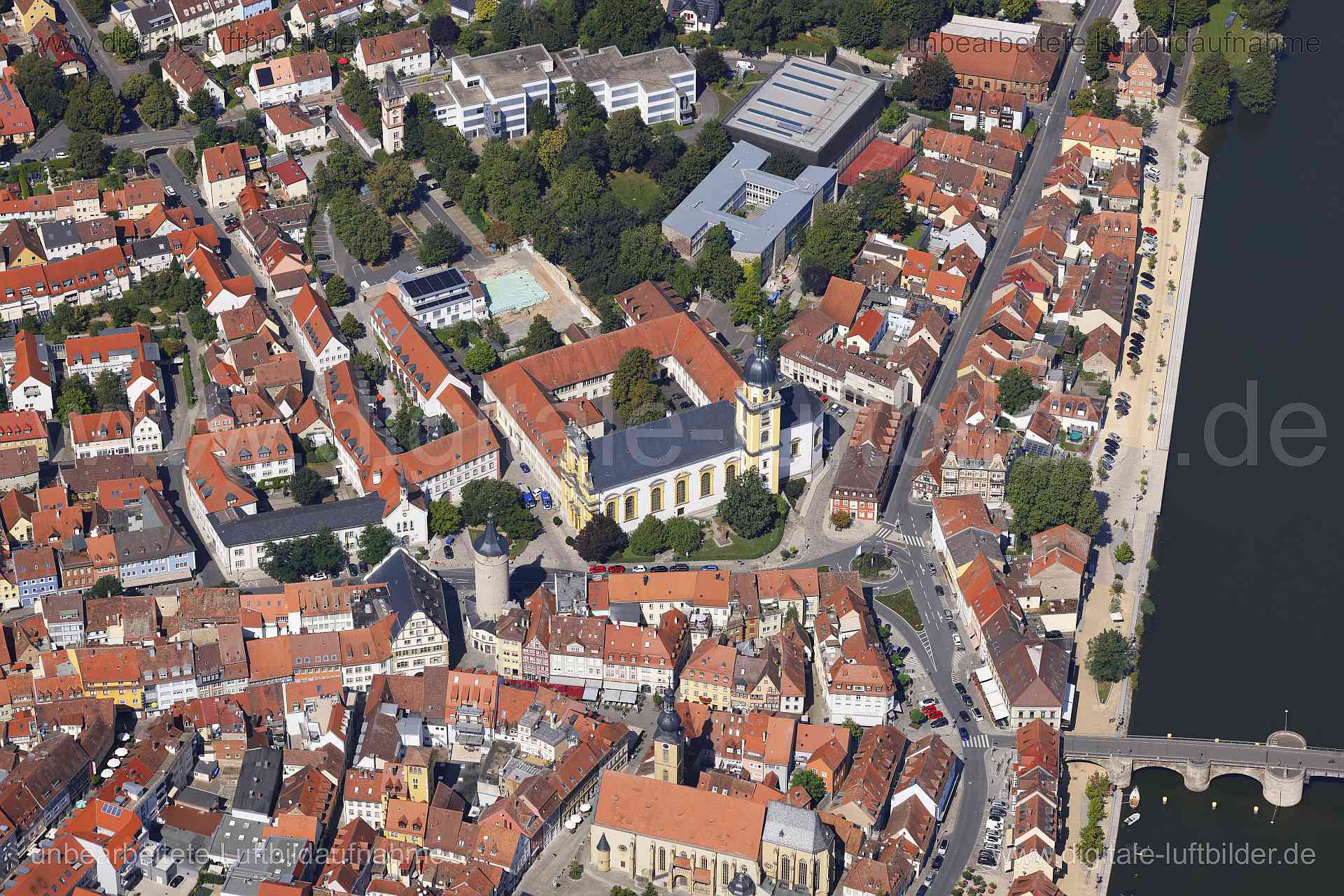 Titel: Evangelische Stadtkirche Kitzingen, Bildnummer: c561670, Ort / Stadt: Kitzingen, (Land)Kreis: Landkreis Kitzingen, Regierungsbezirk: Unterfranken, Bundesland: Bayern, Aufnahmedatum: 24.08.2024, Schlagwörter: Deutschland, , Evangelische Stadtkirche Kitzingen, Kirche, Marktturm, Friedrich-Berndeck-Schule, Monat: August, Jahreszeit: Sommer, Tageszeit: Mittag / Nachmittag, Jahr: 2024, Flug ID: 20240824, Bildstatus: unbearbeitetes Rohbild, Bildabmessung: 8192 x 5464 Pixel, Fotograf & Copyright