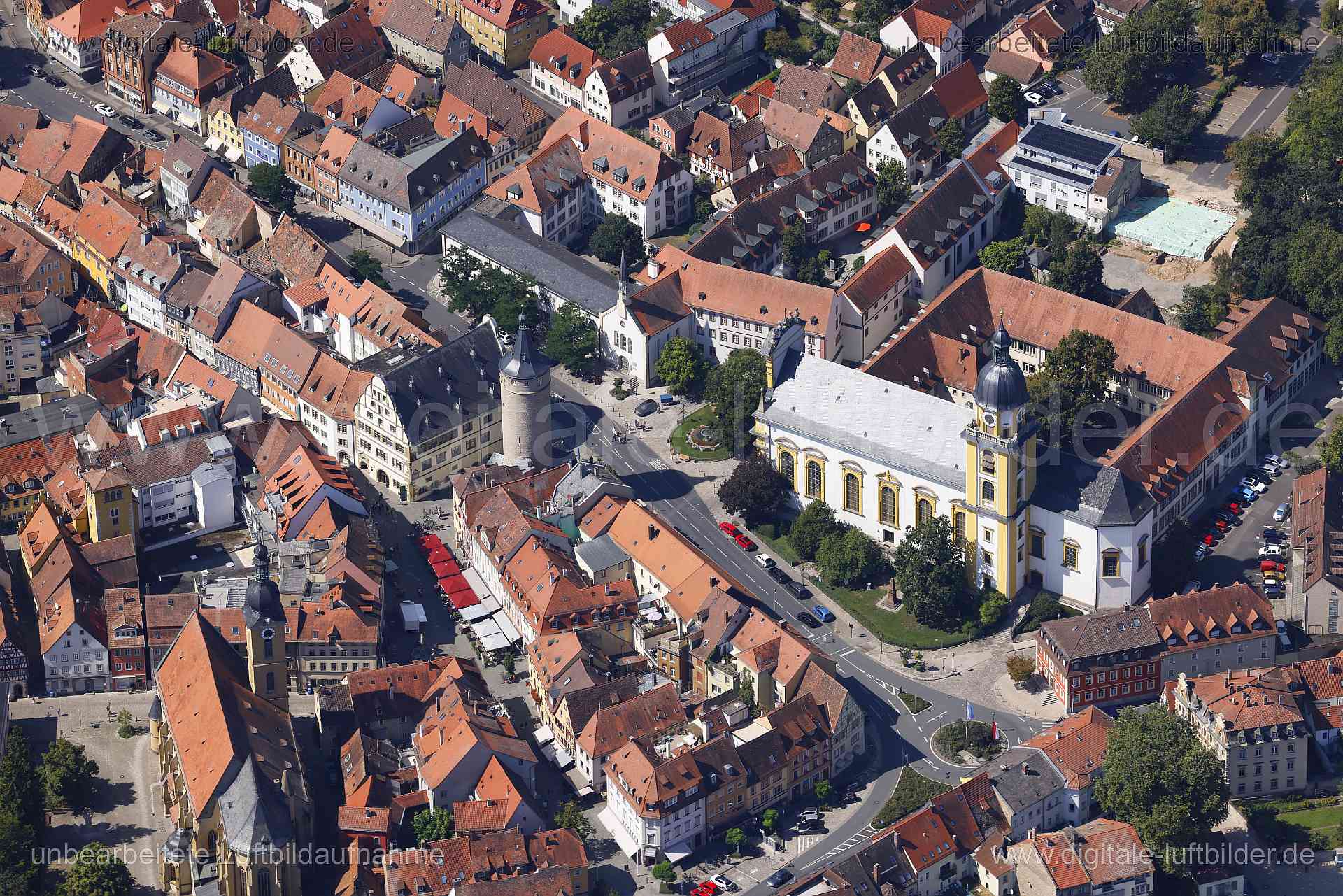 Titel: Marktturm Kitzingen, Bildnummer: c561620, Ort / Stadt: Kitzingen, (Land)Kreis: Landkreis Kitzingen, Regierungsbezirk: Unterfranken, Bundesland: Bayern, Aufnahmedatum: 24.08.2024, Schlagwörter: Deutschland, , Evangelische Stadtkirche Kitzingen, Kirche, Marktturm, Friedrich-Berndeck-Schule, Monat: August, Jahreszeit: Sommer, Tageszeit: Mittag / Nachmittag, Jahr: 2024, Flug ID: 20240824, Bildstatus: unbearbeitetes Rohbild, Bildabmessung: 8192 x 5464 Pixel, Fotograf & Copyright: Oliver Acker