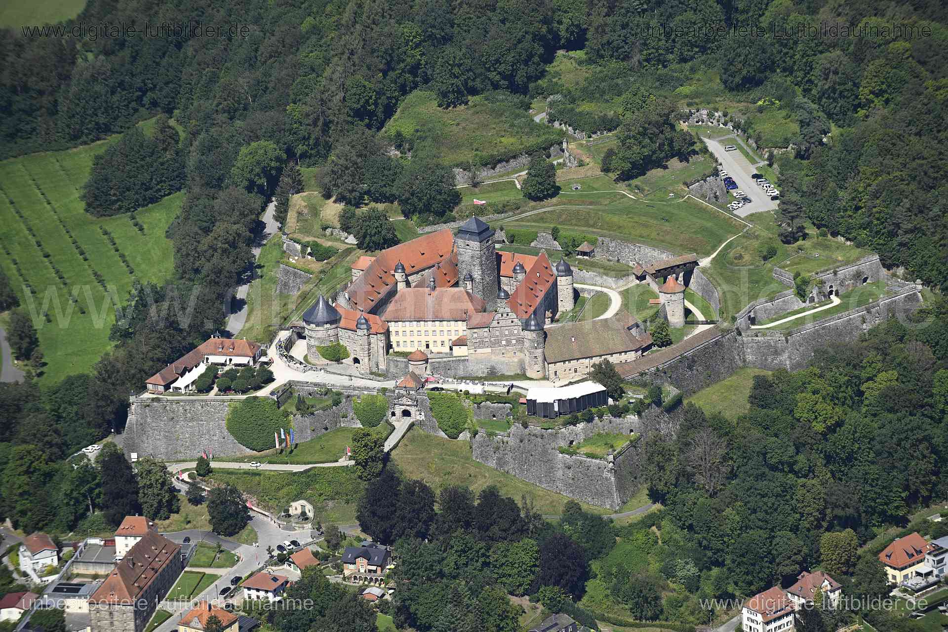 Titel: Festung Rosenberg, Bildnummer: n550990, Ort / Stadt: Kronach, (Land)Kreis: Landkreis Kronach, Regierungsbezirk: Oberfranken, Bundesland: Bayern, Aufnahmedatum: 11.08.2024, Schlagwörter: Deutschland, , Festung Rosenberg, Burgen & Schlösser, Festung, Mittelalter, Monat: August, Jahreszeit: Sommer, Tageszeit: Mittag / Nachmittag, Jahr: 2024, Flug ID: 20240811, Bildstatus: unbearbeitetes Rohbild, Bildabmessung: 8256 x 5504 Pixel, Fotograf & Copyright: Oliver Acker