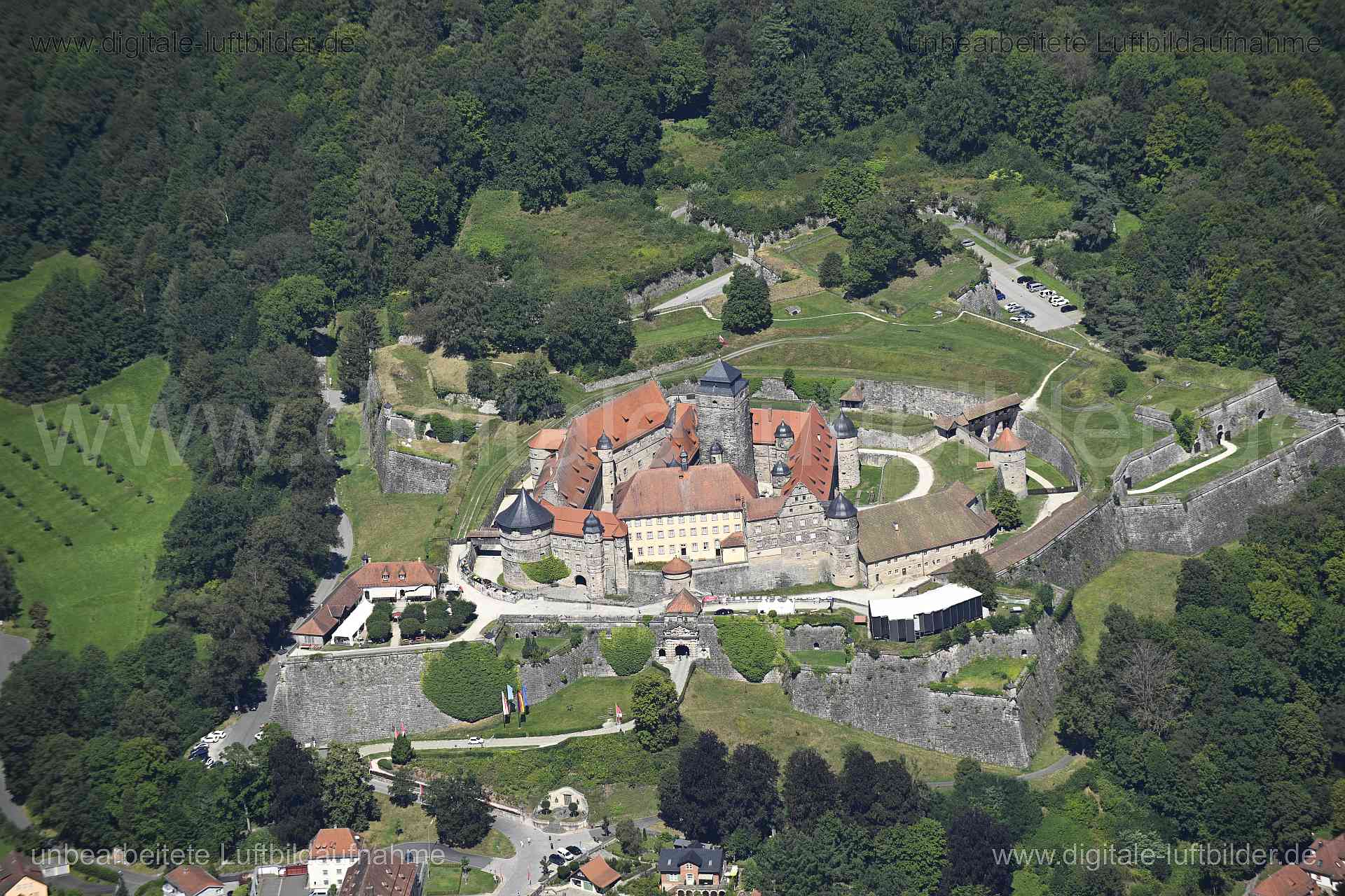 Titel: Festung Rosenberg, Bildnummer: n551000, Ort / Stadt: Kronach, (Land)Kreis: Landkreis Kronach, Regierungsbezirk: Oberfranken, Bundesland: Bayern, Aufnahmedatum: 11.08.2024, Schlagwörter: Deutschland, , Festung Rosenberg, Burgen & Schlösser, Festung, Mittelalter, Monat: August, Jahreszeit: Sommer, Tageszeit: Mittag / Nachmittag, Jahr: 2024, Flug ID: 20240811, Bildstatus: unbearbeitetes Rohbild, Bildabmessung: 8256 x 5504 Pixel, Fotograf & Copyright: Oliver Acker