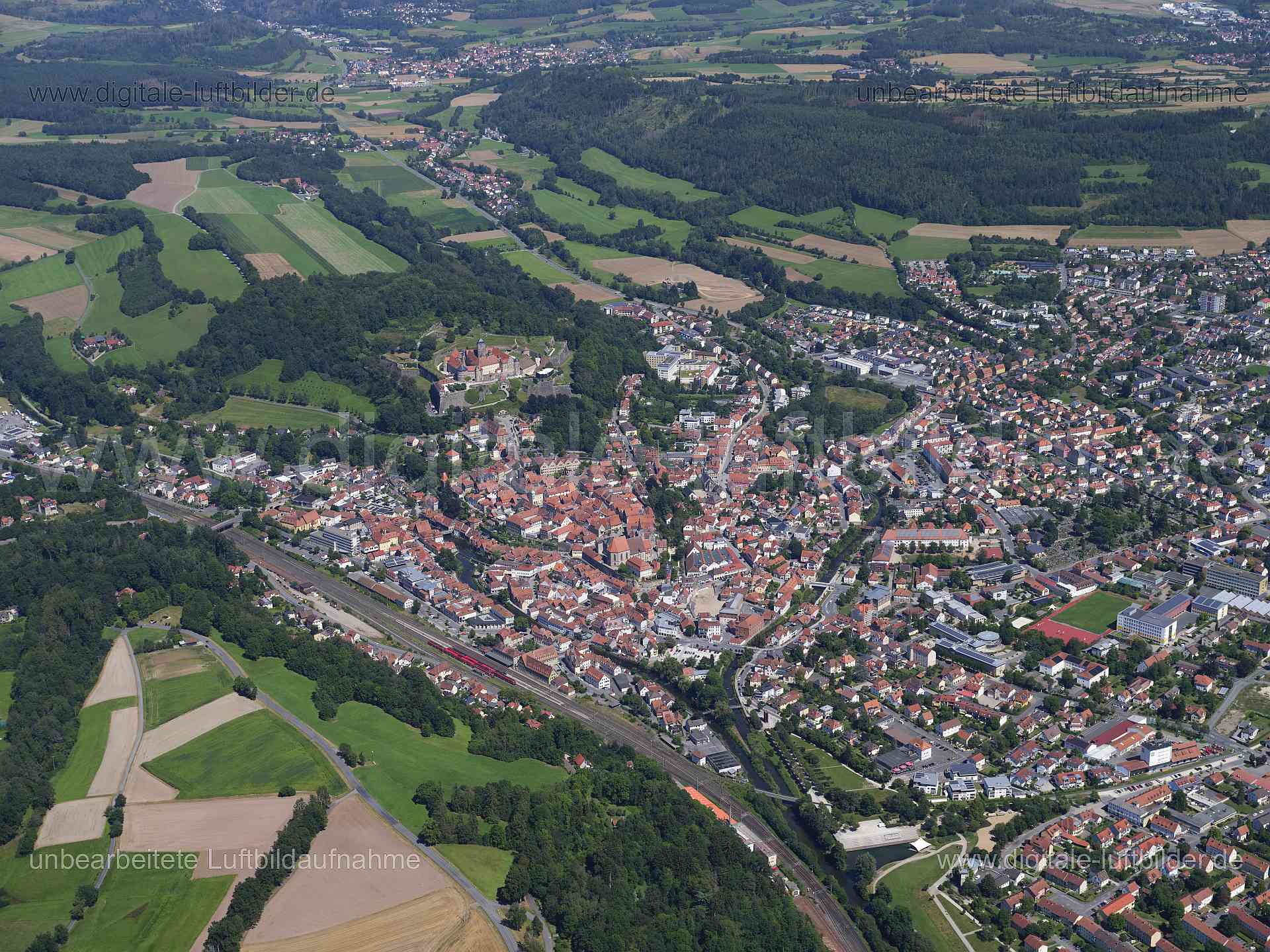 Titel: Kronach, Bildnummer: f552110, Ort / Stadt: Kronach, (Land)Kreis: Landkreis Kronach, Regierungsbezirk: Oberfranken, Bundesland: Bayern, Aufnahmedatum: 11.08.2024, Schlagwörter: Deutschland, , Kronach, Festung Rosenberg, Monat: August, Jahreszeit: Sommer, Tageszeit: Mittag / Nachmittag, Jahr: 2024, Flug ID: 20240811, Bildstatus: unbearbeitetes Rohbild, Bildabmessung: 11648 x 8736 Pixel, Fotograf & Copyright: Oliver Acker
