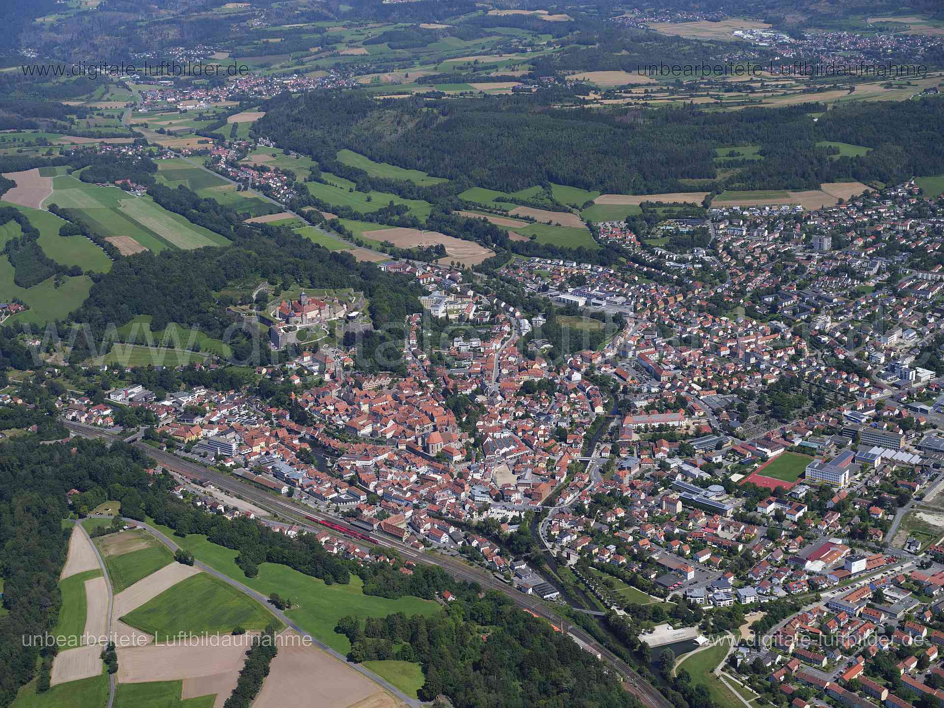 Titel: Kronach, Bildnummer: f552120, Ort / Stadt: Kronach, (Land)Kreis: Landkreis Kronach, Regierungsbezirk: Oberfranken, Bundesland: Bayern, Aufnahmedatum: 11.08.2024, Schlagwörter: Deutschland, , Kronach, Festung Rosenberg, Monat: August, Jahreszeit: Sommer, Tageszeit: Mittag / Nachmittag, Jahr: 2024, Flug ID: 20240811, Bildstatus: unbearbeitetes Rohbild, Bildabmessung: 11648 x 8736 Pixel, Fotograf & Copyright: Oliver Acker