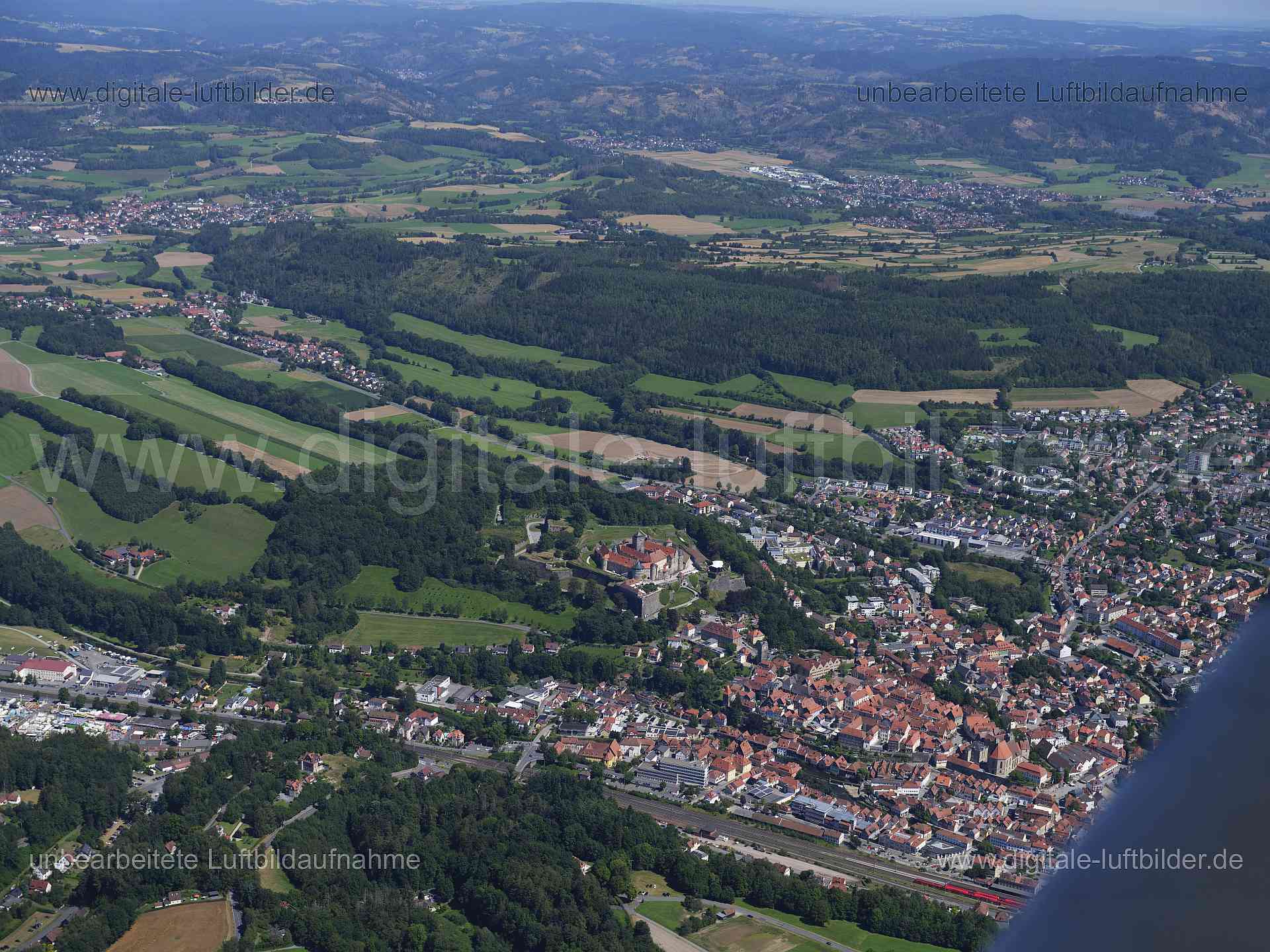 Titel: Kronach, Bildnummer: f552140, Ort / Stadt: Kronach, (Land)Kreis: Landkreis Kronach, Regierungsbezirk: Oberfranken, Bundesland: Bayern, Aufnahmedatum: 11.08.2024, Schlagwörter: Deutschland, , Kronach, Festung Rosenberg, Burgen & Schlössler, Panorama, Monat: August, Jahreszeit: Sommer, Tageszeit: Mittag / Nachmittag, Jahr: 2024, Flug ID: 20240811, Bildstatus: unbearbeitetes Rohbild, Bildabmessung: 11648 x 8736 Pixel, Fotograf & Copyright: Oliver Acker