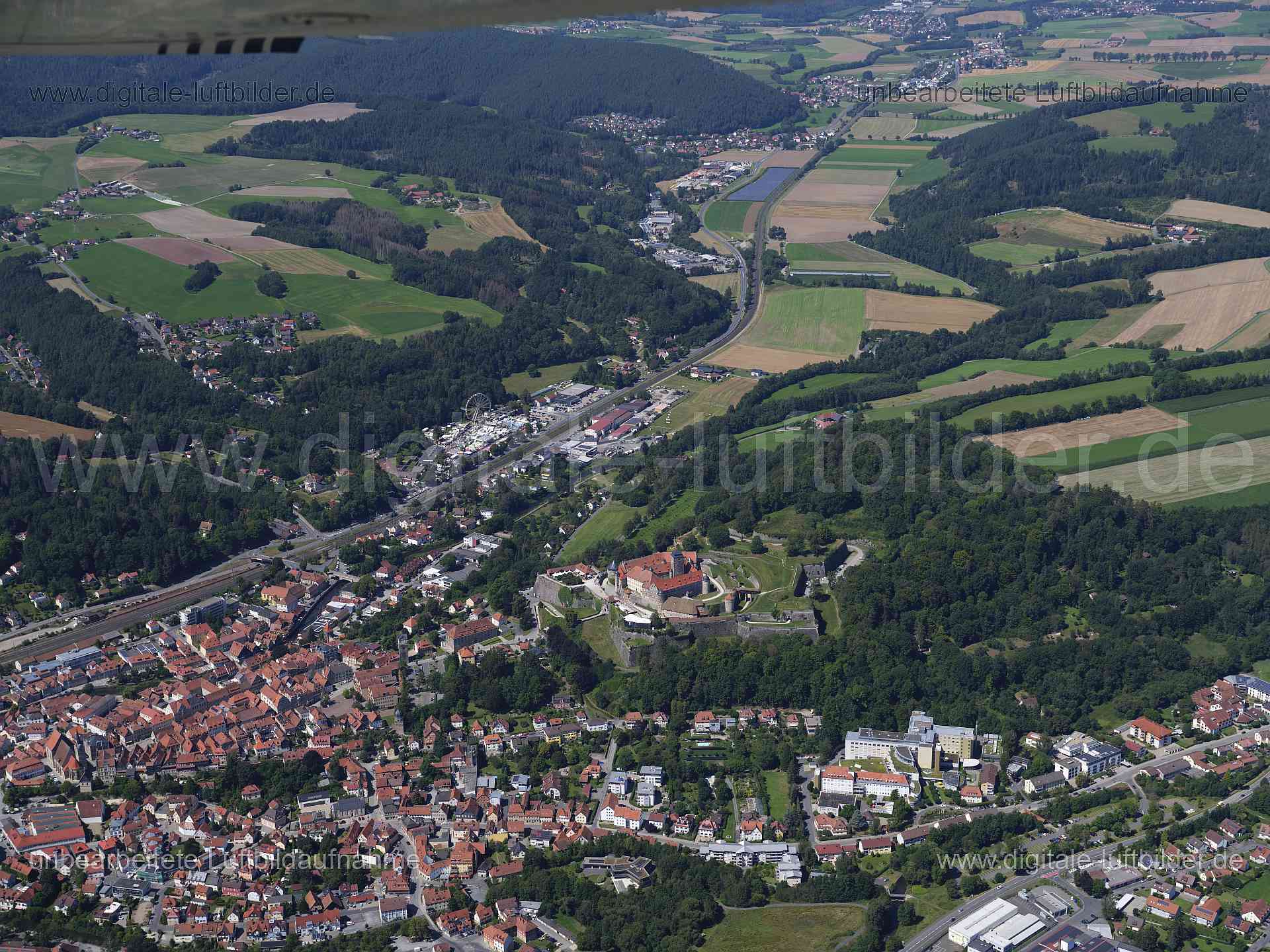 Titel: Kronach, Bildnummer: f552230, Ort / Stadt: Kronach, (Land)Kreis: Landkreis Kronach, Regierungsbezirk: Oberfranken, Bundesland: Bayern, Aufnahmedatum: 11.08.2024, Schlagwörter: Deutschland, , Kronach, Festung Rosenberg, Burgen & Schlössler, Panorama, Monat: August, Jahreszeit: Sommer, Tageszeit: Mittag / Nachmittag, Jahr: 2024, Flug ID: 20240811, Bildstatus: unbearbeitetes Rohbild, Bildabmessung: 11648 x 8736 Pixel, Fotograf & Copyright: Oliver Acker