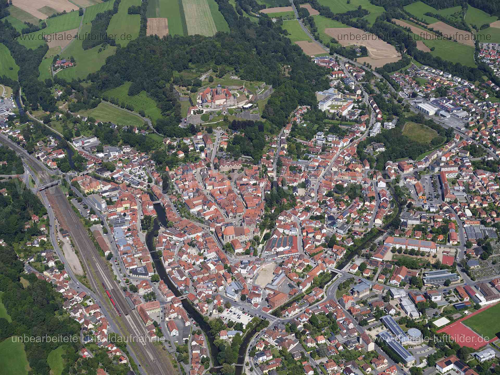 Titel: Kronach, Bildnummer: f552240, Ort / Stadt: Kronach, (Land)Kreis: Landkreis Kronach, Regierungsbezirk: Oberfranken, Bundesland: Bayern, Aufnahmedatum: 11.08.2024, Schlagwörter: Deutschland, , Kronach, Altstadt, Haßlach, Rodach, Festung Rosenberg, Monat: August, Jahreszeit: Sommer, Tageszeit: Mittag / Nachmittag, Jahr: 2024, Flug ID: 20240811, Bildstatus: unbearbeitetes Rohbild, Bildabmessung: 11648 x 8736 Pixel, Fotograf & Copyright: Oliver Acker