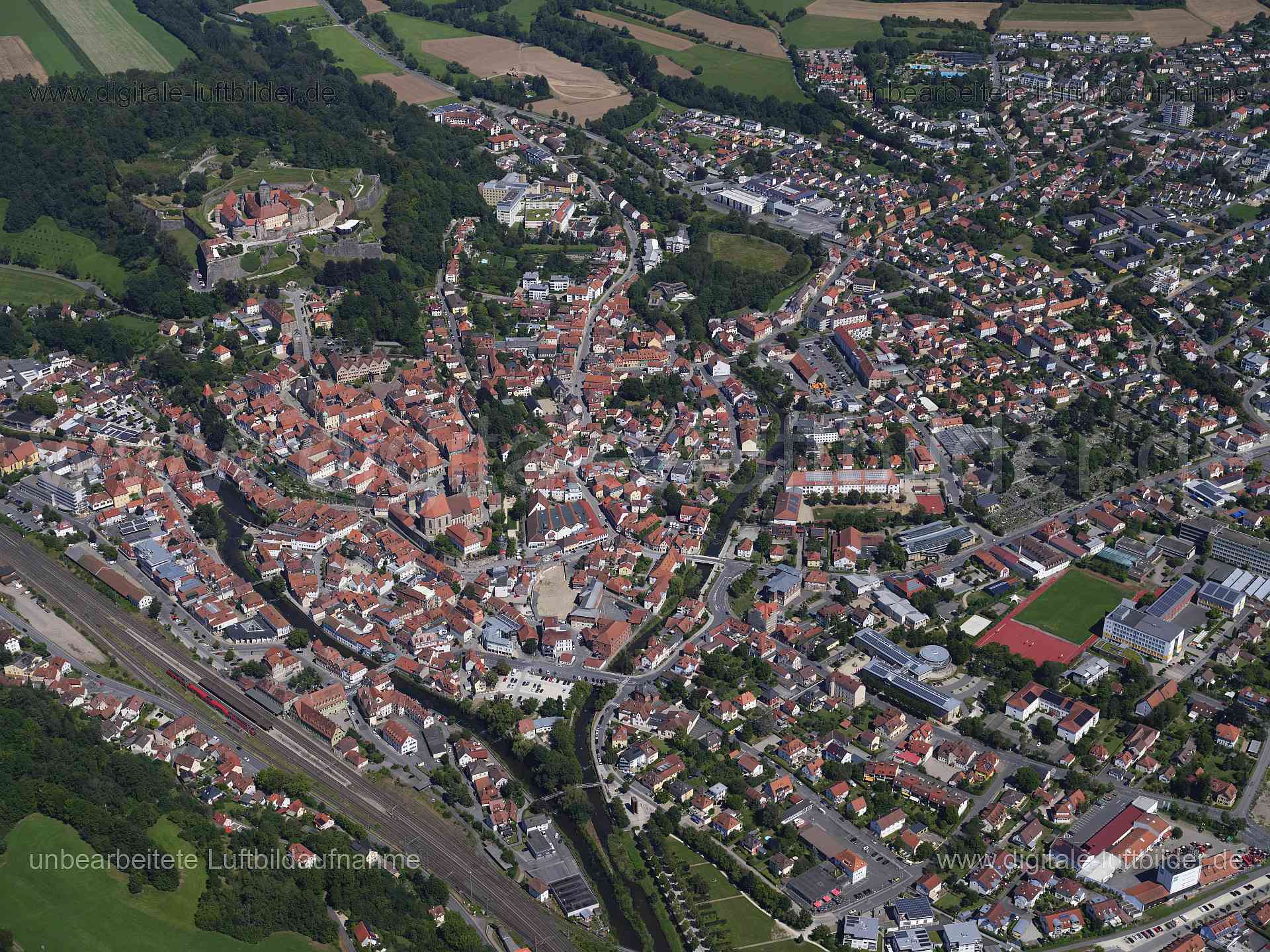 Titel: Kronach, Bildnummer: f552260, Ort / Stadt: Kronach, (Land)Kreis: Landkreis Kronach, Regierungsbezirk: Oberfranken, Bundesland: Bayern, Aufnahmedatum: 11.08.2024, Schlagwörter: Deutschland, , Kronach, Altstadt, Haßlach, Rodach, Festung Rosenberg, Monat: August, Jahreszeit: Sommer, Tageszeit: Mittag / Nachmittag, Jahr: 2024, Flug ID: 20240811, Bildstatus: unbearbeitetes Rohbild, Bildabmessung: 11648 x 8736 Pixel, Fotograf & Copyright: Oliver Acker