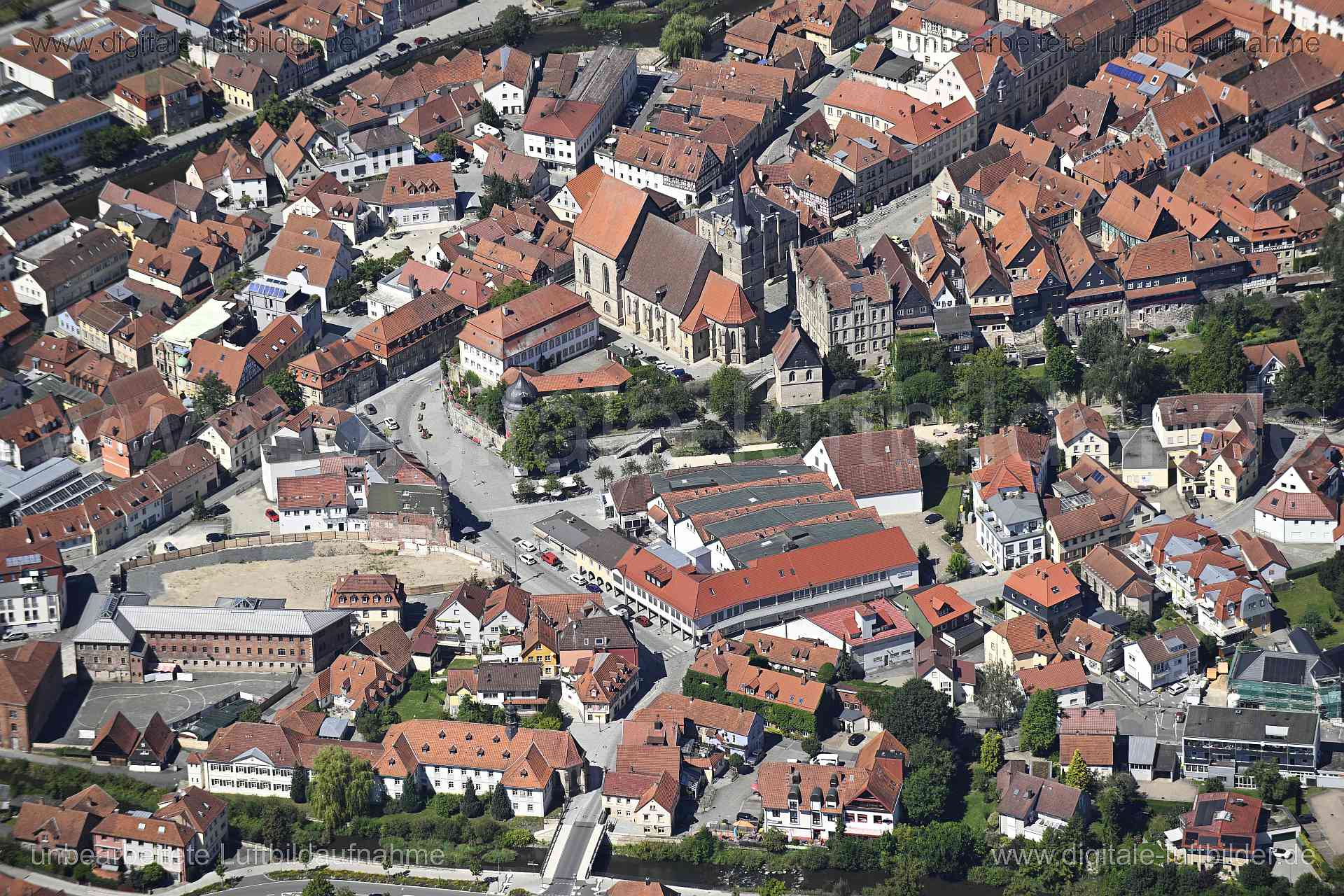 Titel: Kronach - Altstadt, Bildnummer: n550970, Ort / Stadt: Kronach, (Land)Kreis: Landkreis Kronach, Regierungsbezirk: Oberfranken, Bundesland: Bayern, Aufnahmedatum: 11.08.2024, Schlagwörter: Deutschland, , Altstadt, Rosenturm, Kirche, Sankt Johannes der Täufer Kirche, Annakapelle, Hussitenplatz, Monat: August, Jahreszeit: Sommer, Tageszeit: Mittag / Nachmittag, Jahr: 2024, Flug ID: 20240811, Bildstatus: unbearbeitetes Rohbild, Bildabmessung: 8256 x 5504 Pixel, Fotograf & Copyright: Oliver Ack