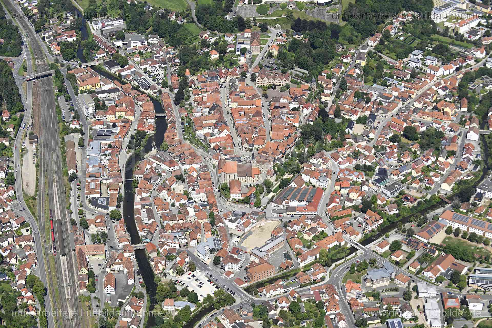 Titel: Kronach - Altstadt, Bildnummer: n551010, Ort / Stadt: Kronach, (Land)Kreis: Landkreis Kronach, Regierungsbezirk: Oberfranken, Bundesland: Bayern, Aufnahmedatum: 11.08.2024, Schlagwörter: Deutschland, , Altstadt, Rosenturm, Kirche, Sankt Johannes der Täufer Kirche, Annakapelle, Hussitenplatz, Haßlach, Kronach, Kronachallee, Monat: August, Jahreszeit: Sommer, Tageszeit: Mittag / Nachmittag, Jahr: 2024, Flug ID: 20240811, Bildstatus: unbearbeitetes Rohbild, Bildabmessung: 8256 x 5504 Pixel, 