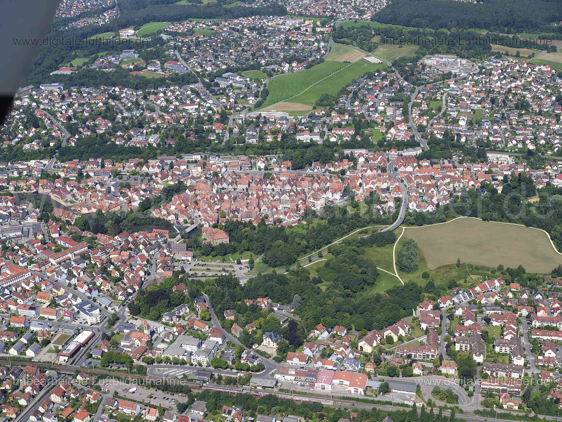 Titel: Lauf an der Pegnitz, Bildnummer: f550340, Ort / Stadt: Lauf an der Pegnitz, (Land)Kreis: Landkreis Nürnberger Land, Regierungsbezirk: Mittelfranken, Bundesland: Bayern, Aufnahmedatum: 11.08.2024, Schlagwörter: Deutschland, , Lauf an der Pegnitz, Monat: August, Jahreszeit: Sommer, Tageszeit: Mittag / Nachmittag, Jahr: 2024, Flug ID: 20240811, Bildstatus: unbearbeitetes Rohbild, Bildabmessung: 11648 x 8736 Pixel, Fotograf & Copyright: Oliver Acker